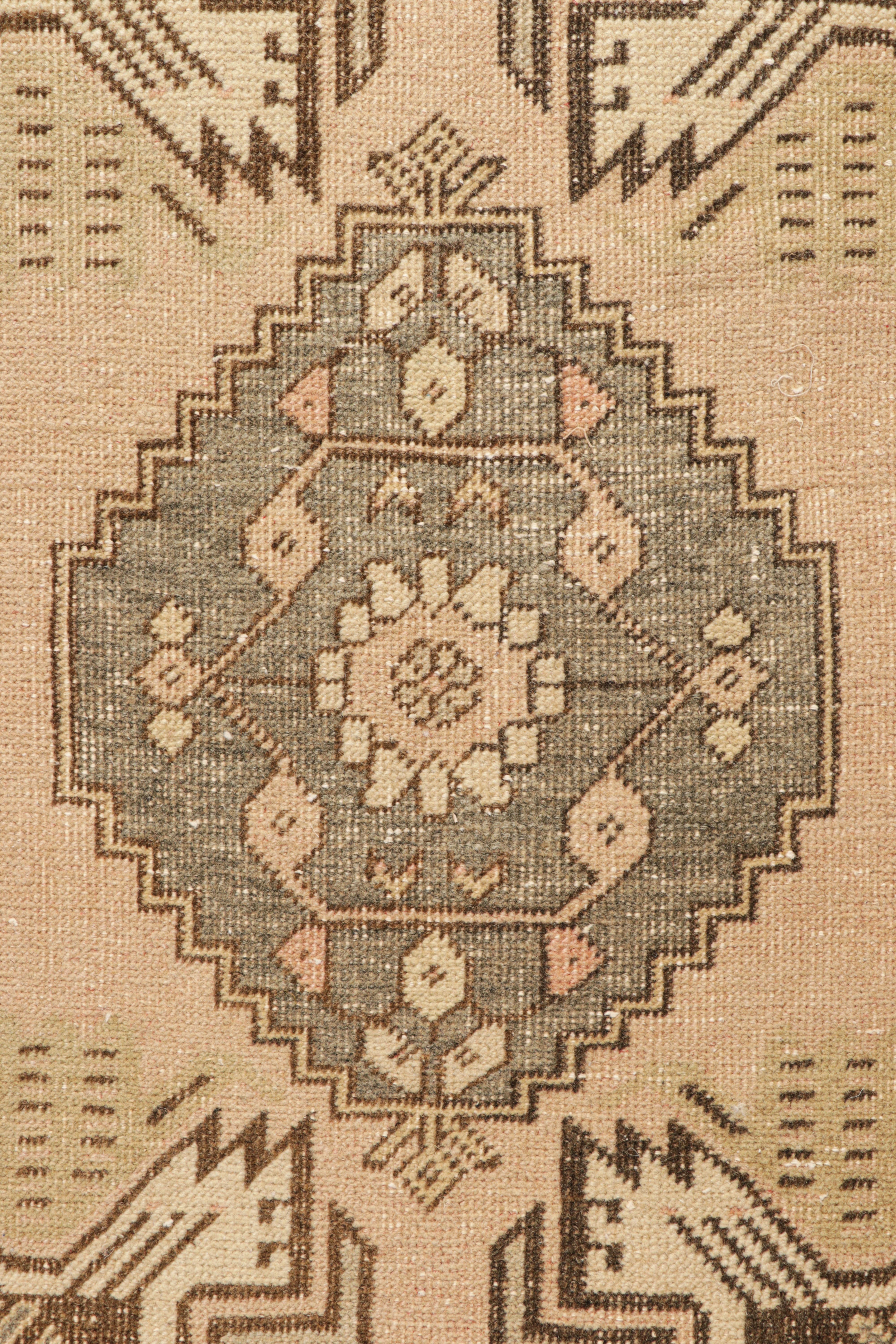 Turco Tappeto Oushak vintage in beige-marrone con medaglione geometrico, da Rug & Kilim in vendita