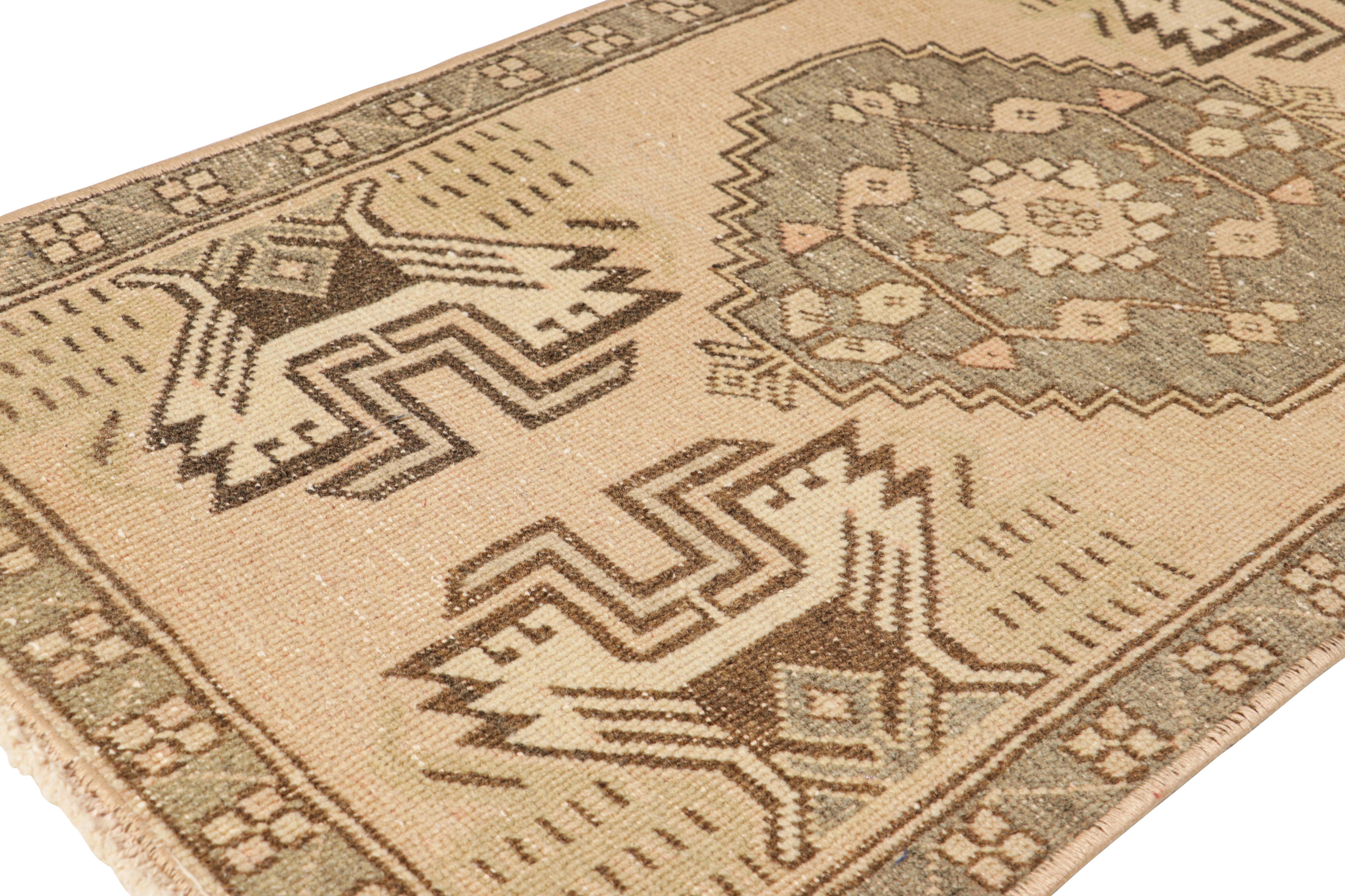 Annodato a mano Tappeto Oushak vintage in beige-marrone con medaglione geometrico, da Rug & Kilim in vendita