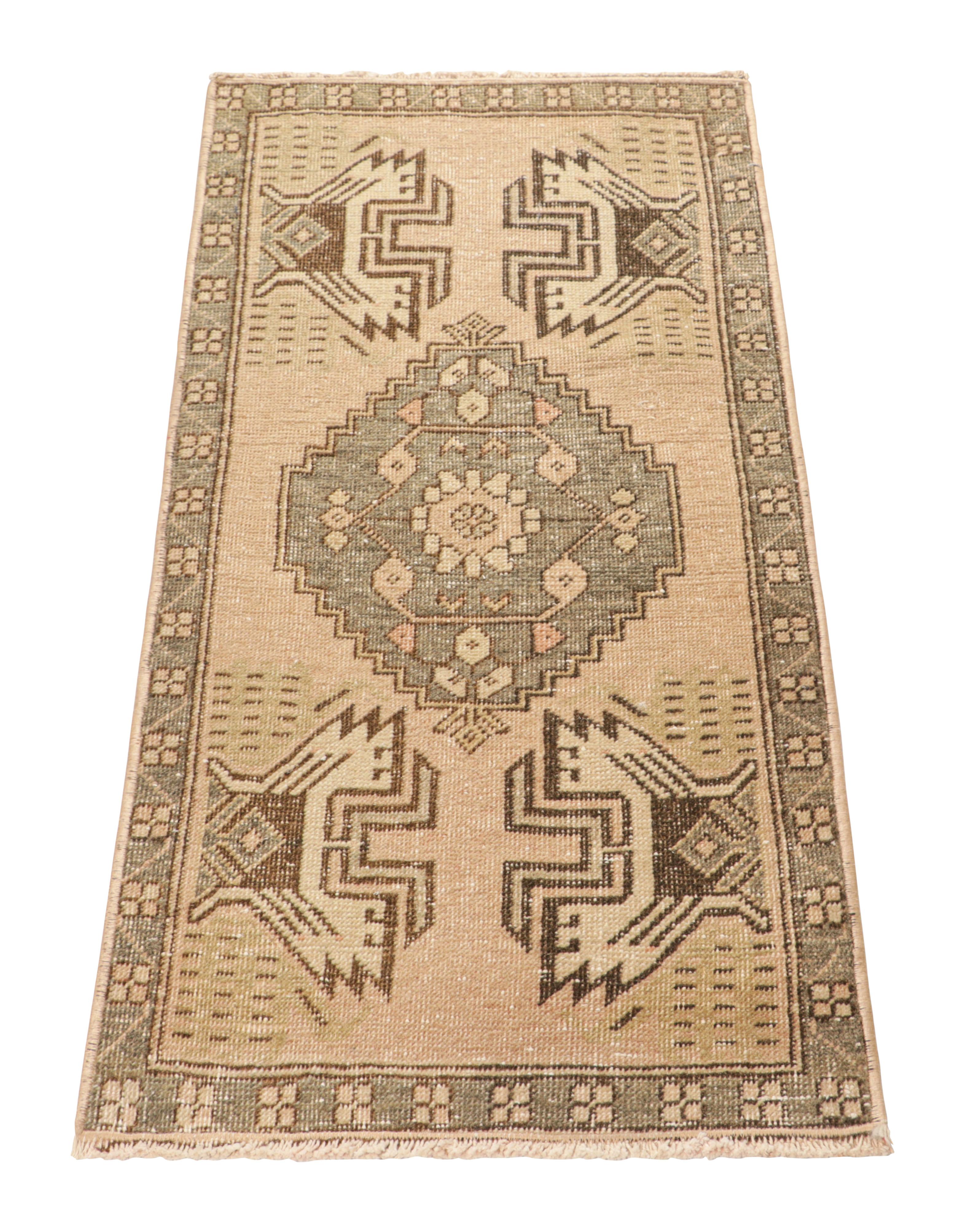 Tappeto Oushak vintage in beige-marrone con medaglione geometrico, da Rug & Kilim In condizioni buone in vendita a Long Island City, NY