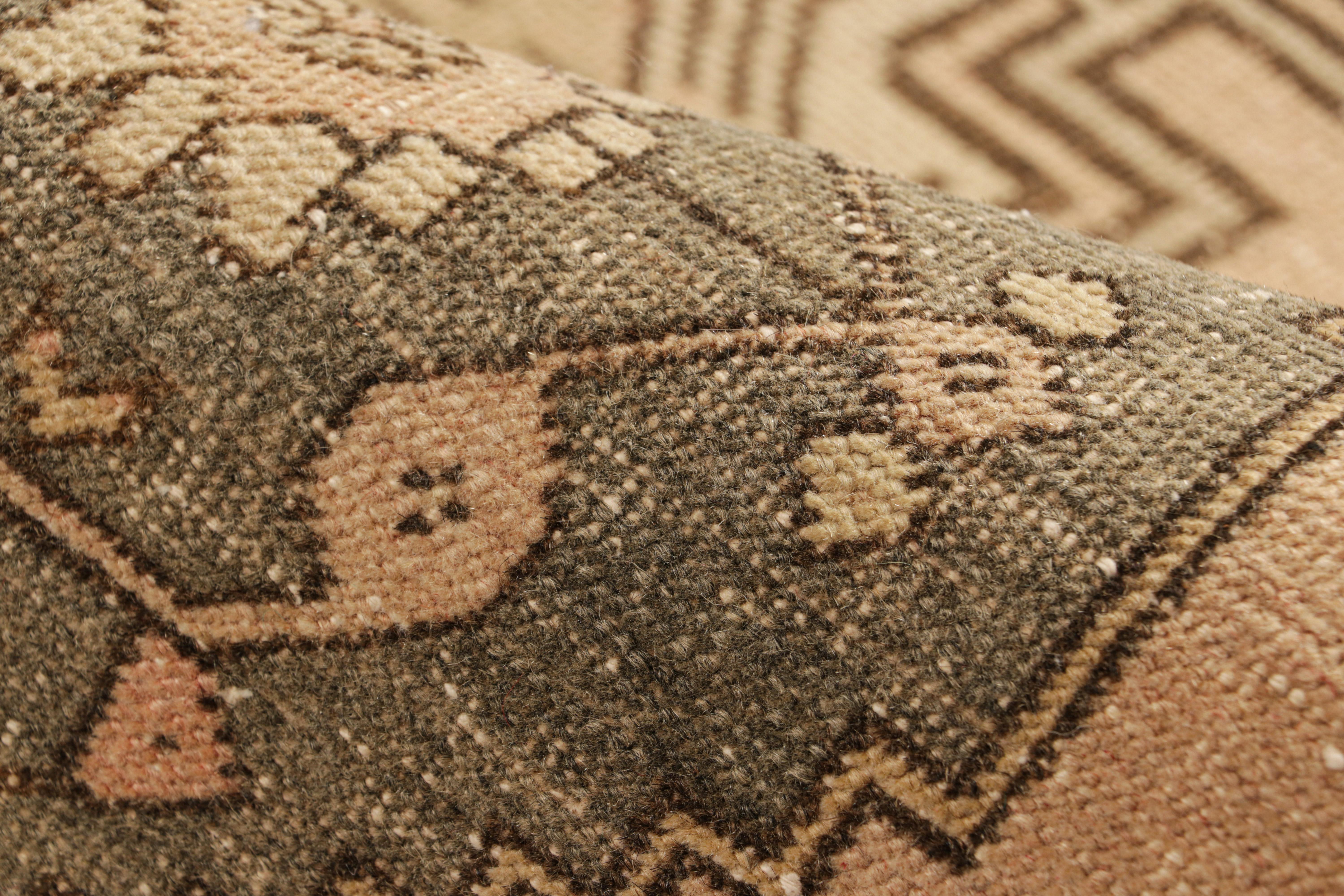 Metà XX secolo Tappeto Oushak vintage in beige-marrone con medaglione geometrico, da Rug & Kilim in vendita
