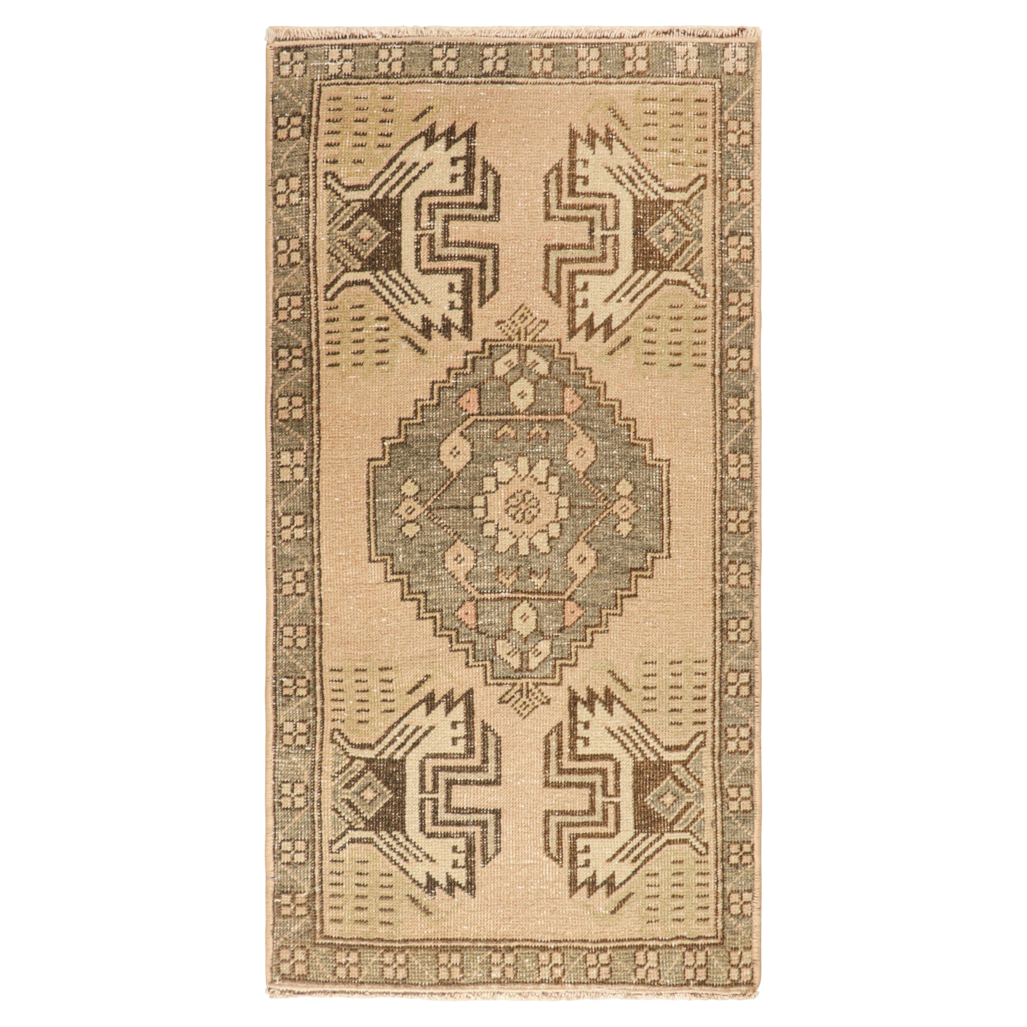 Vintage Oushak Teppich in Brown-Beige, mit geometrischem Medaillon, von Rug & Kilim im Angebot