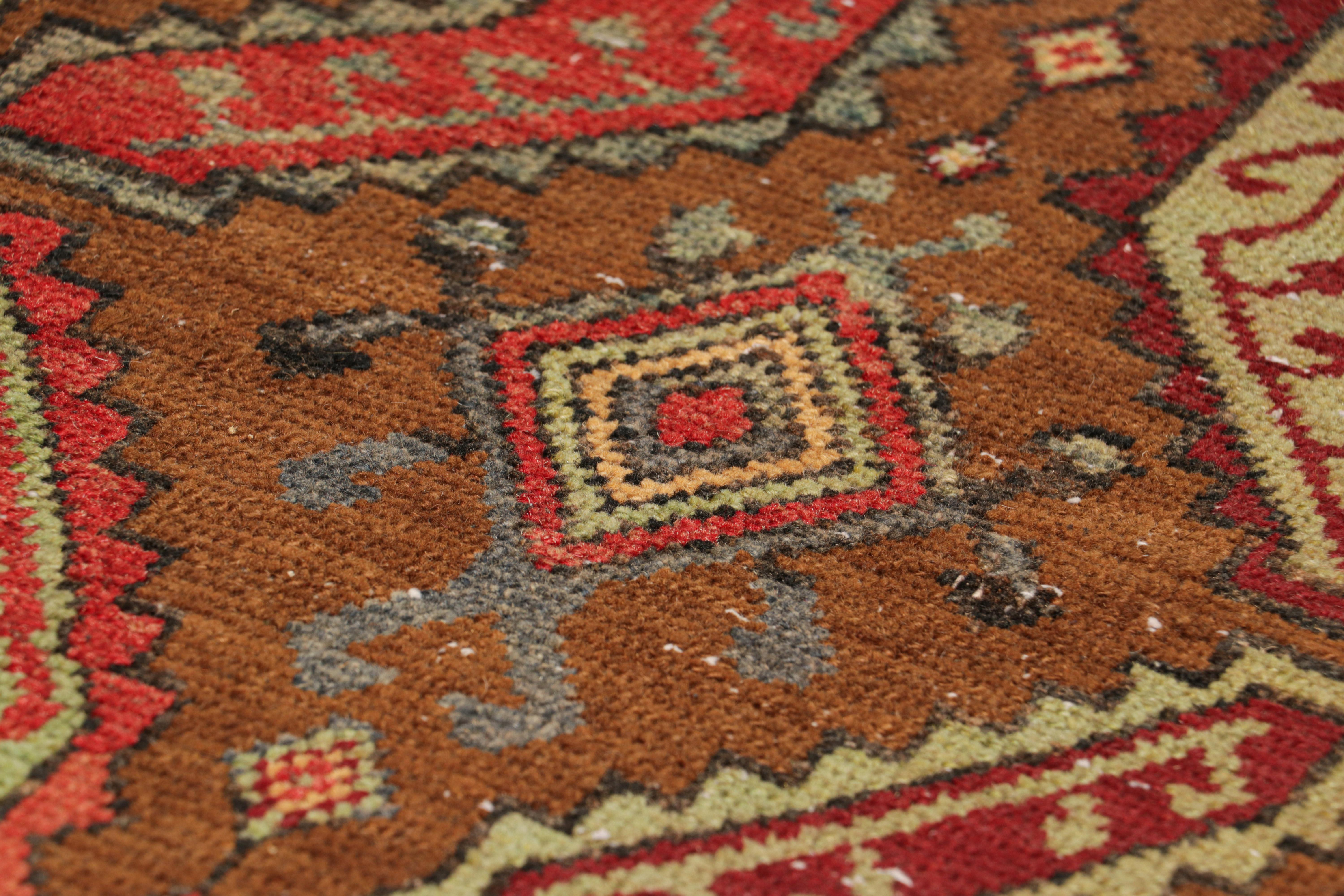 Dieser handgeknüpfte Wollteppich aus der Türkei (ca. 1950-1960) in der Größe von 1x3 ist ein ganz besonderes Stück aus einer außergewöhnlichen Sammlung von Oushak-Teppichen aus der Mitte des Jahrhunderts, die neu in die Collection'S von Rug & Kilim