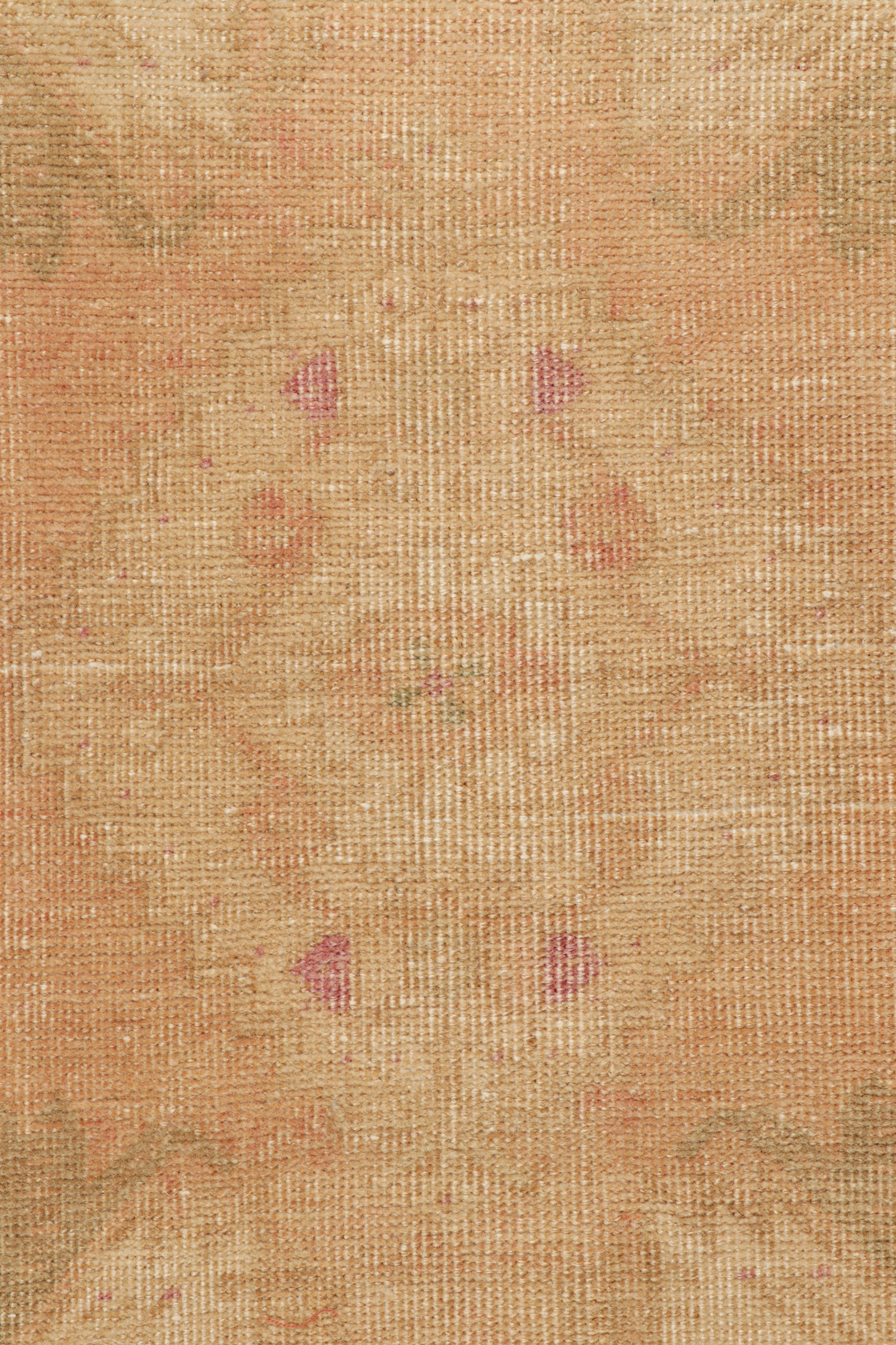 Turco Tappeto Oushak vintage in beige-marrone con motivi geometrici, da Rug & Kilim in vendita