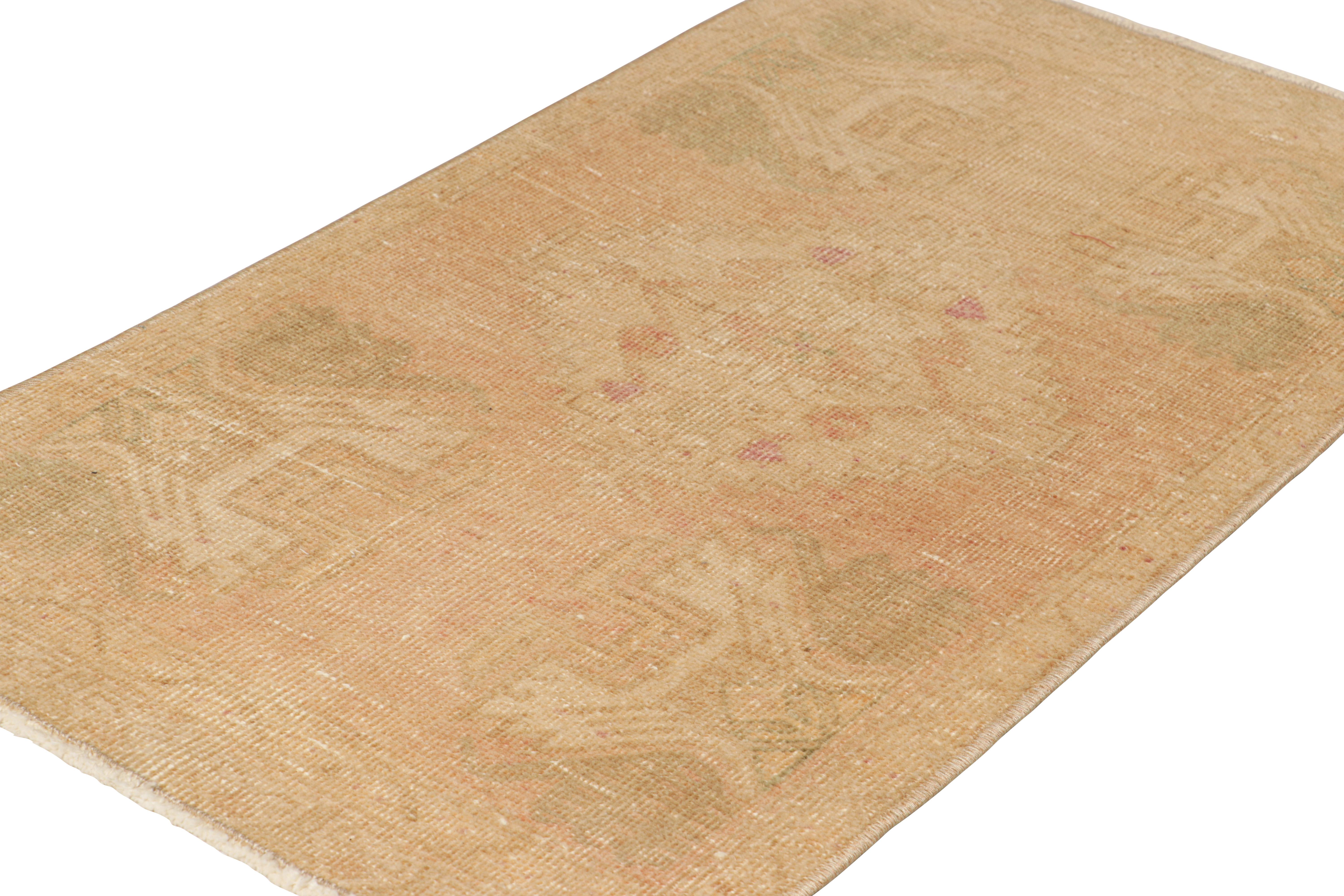 Annodato a mano Tappeto Oushak vintage in beige-marrone con motivi geometrici, da Rug & Kilim in vendita