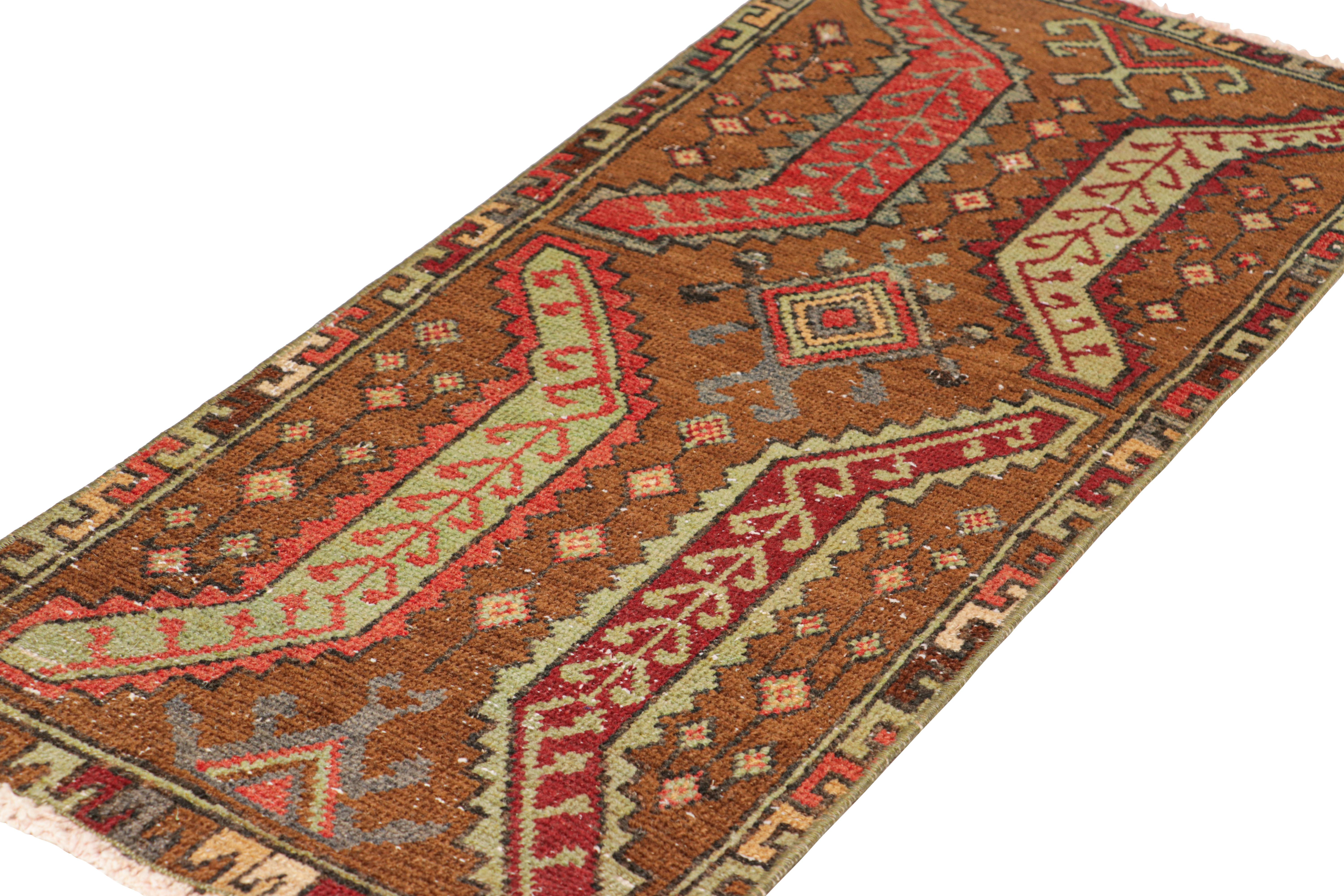 Vintage Oushak Teppich in Brown-Beige, mit geometrischen Mustern, von Rug & Kilim (Handgeknüpft) im Angebot