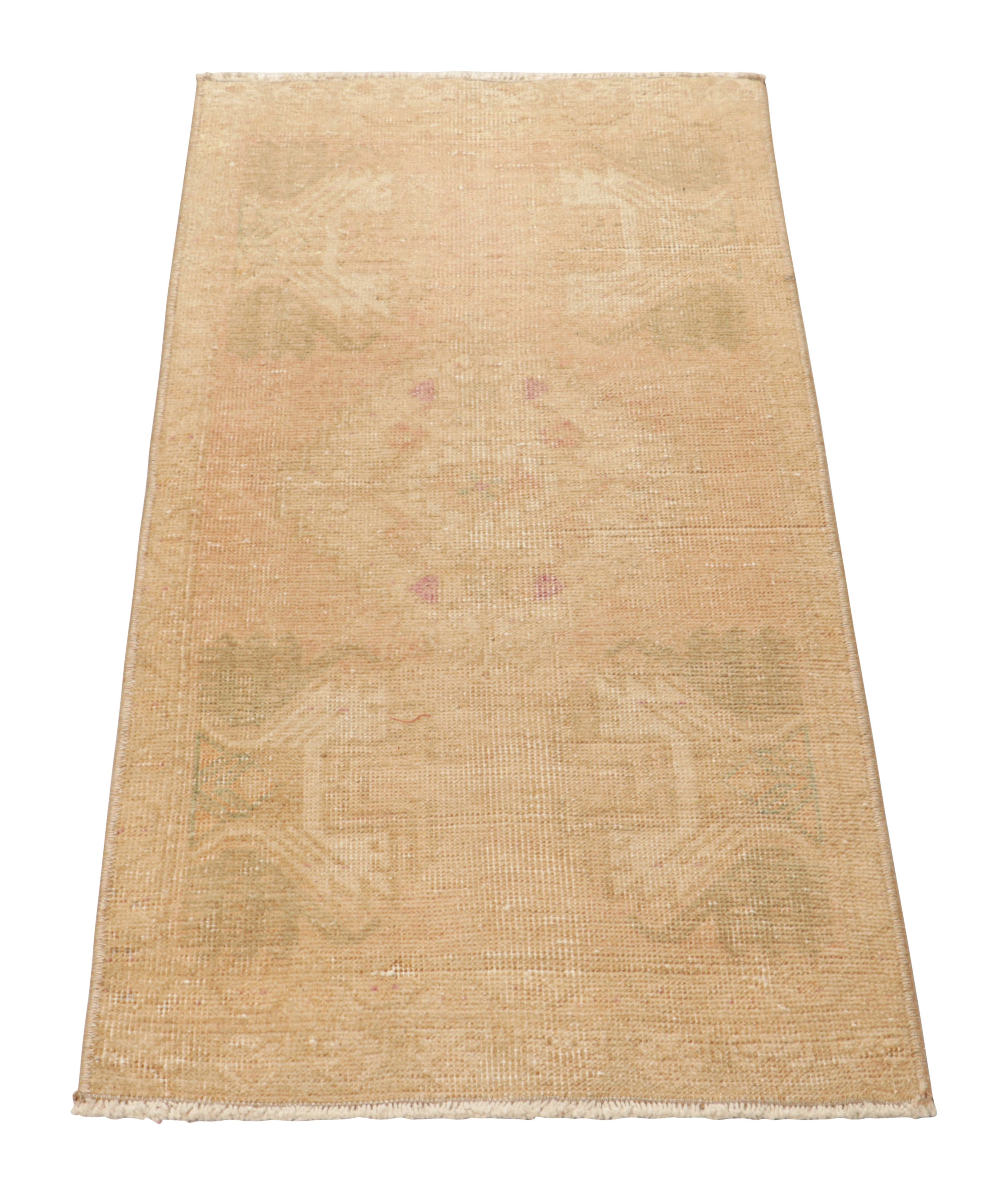 Tappeto Oushak vintage in beige-marrone con motivi geometrici, da Rug & Kilim In condizioni buone in vendita a Long Island City, NY