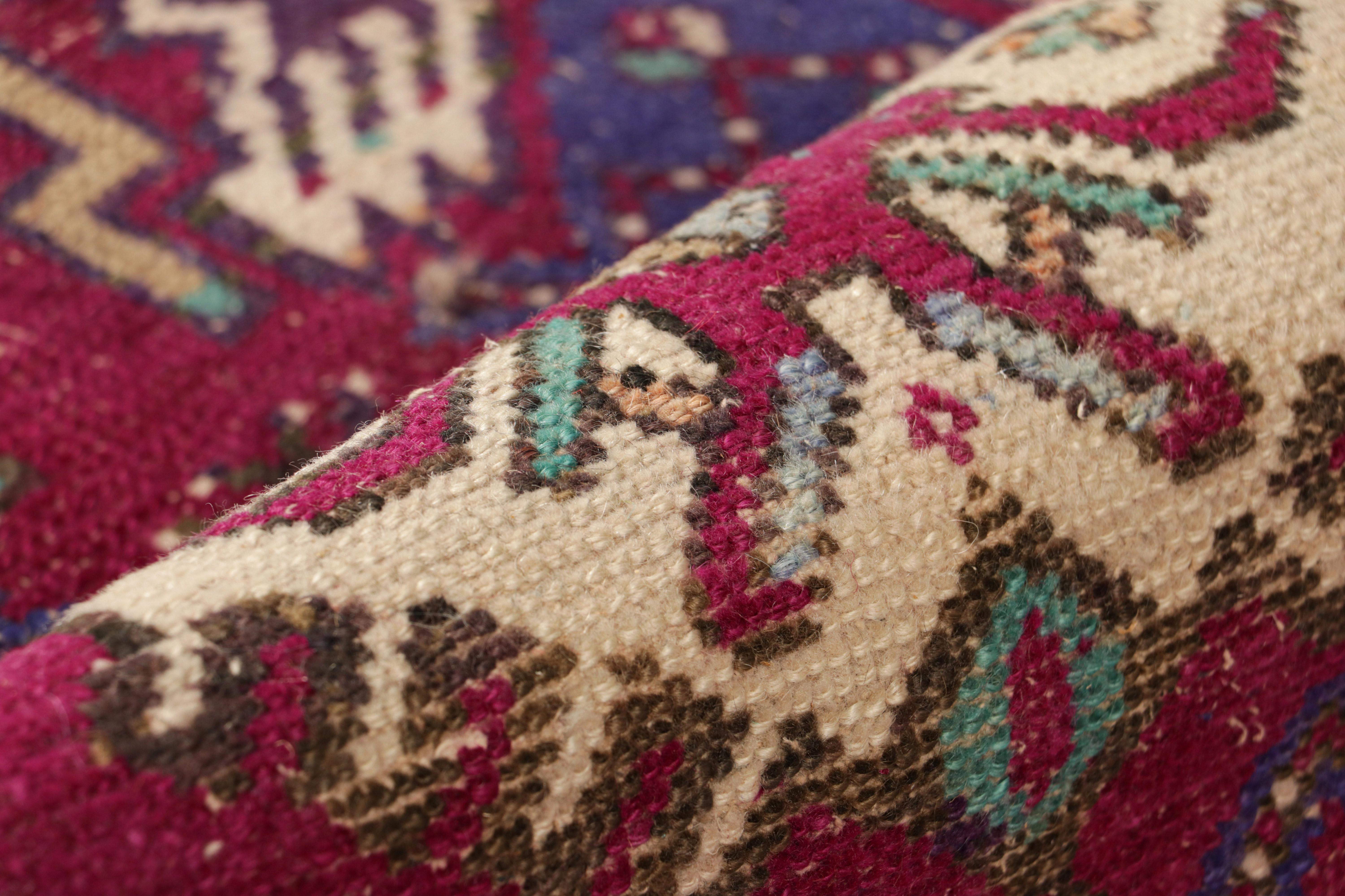 Metà XX secolo Tappeto Oushak vintage in borgogna con medaglioni geometrici, da Rug & Kilim in vendita