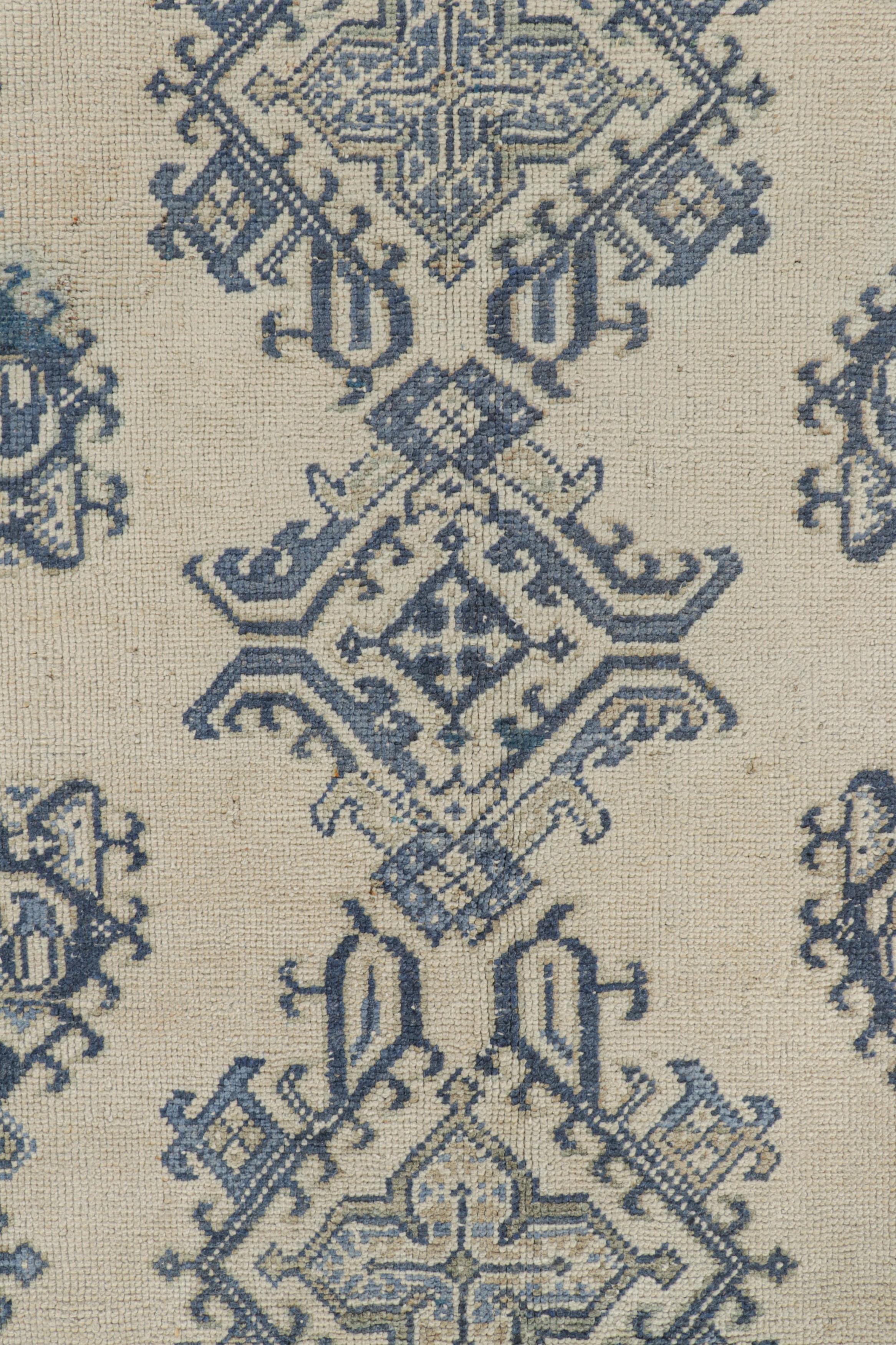 Oushak Vintage-Teppich in Creme und Blau mit geometrischen Mustern  Rug & Kilim (Türkisch) im Angebot