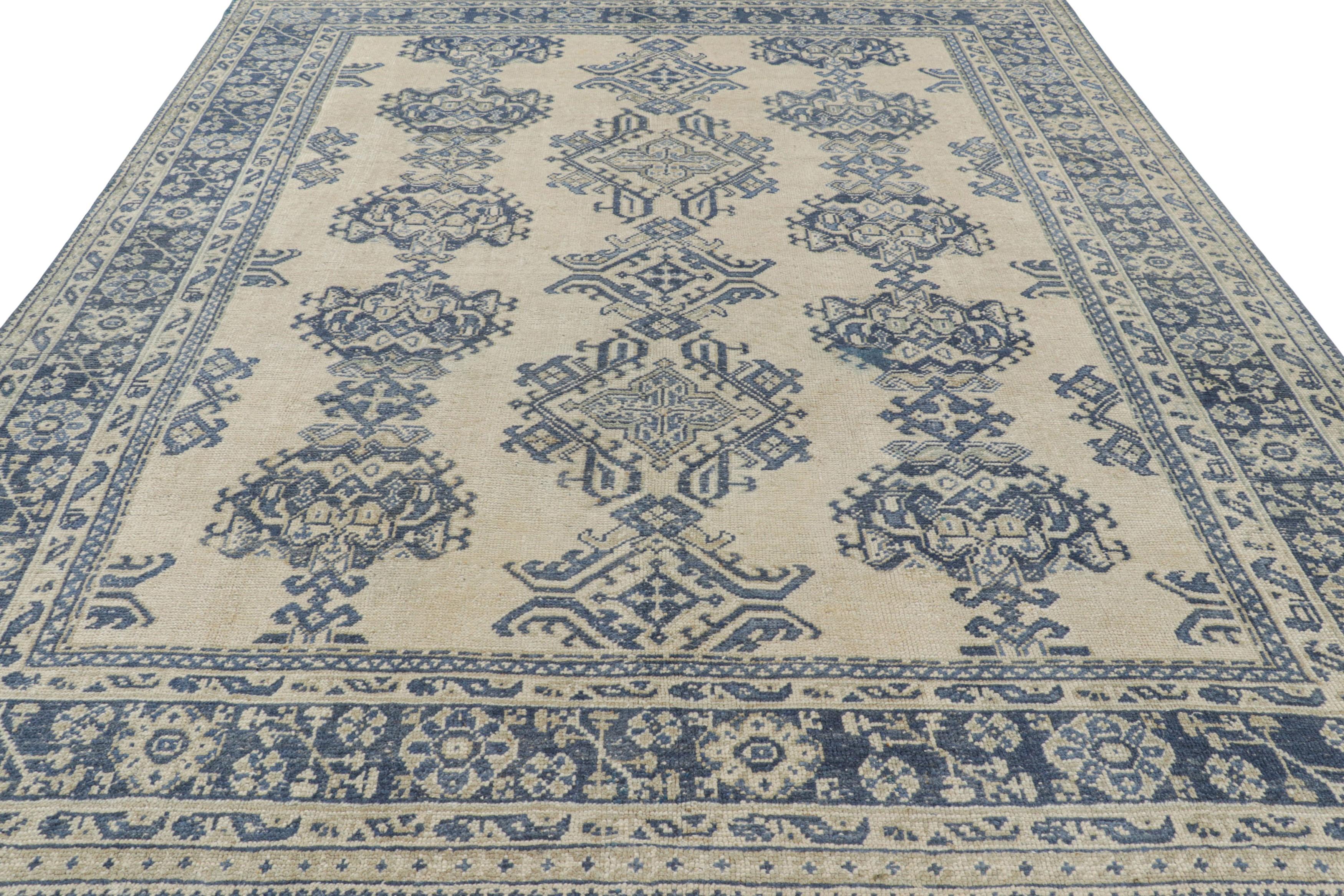 Oushak Vintage-Teppich in Creme und Blau mit geometrischen Mustern  Rug & Kilim (Handgeknüpft) im Angebot