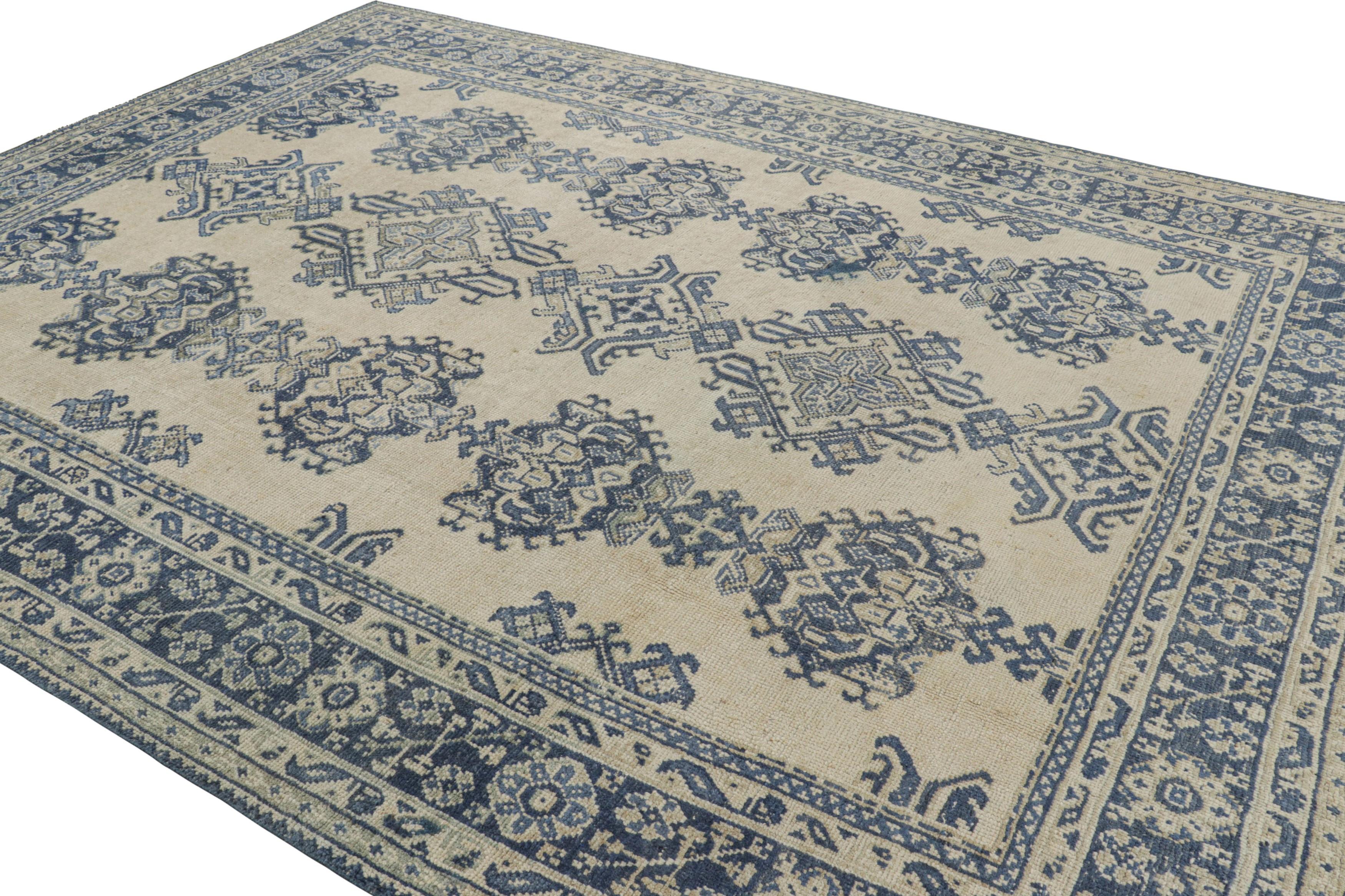 Oushak Vintage-Teppich in Creme und Blau mit geometrischen Mustern  Rug & Kilim im Zustand „Gut“ im Angebot in Long Island City, NY