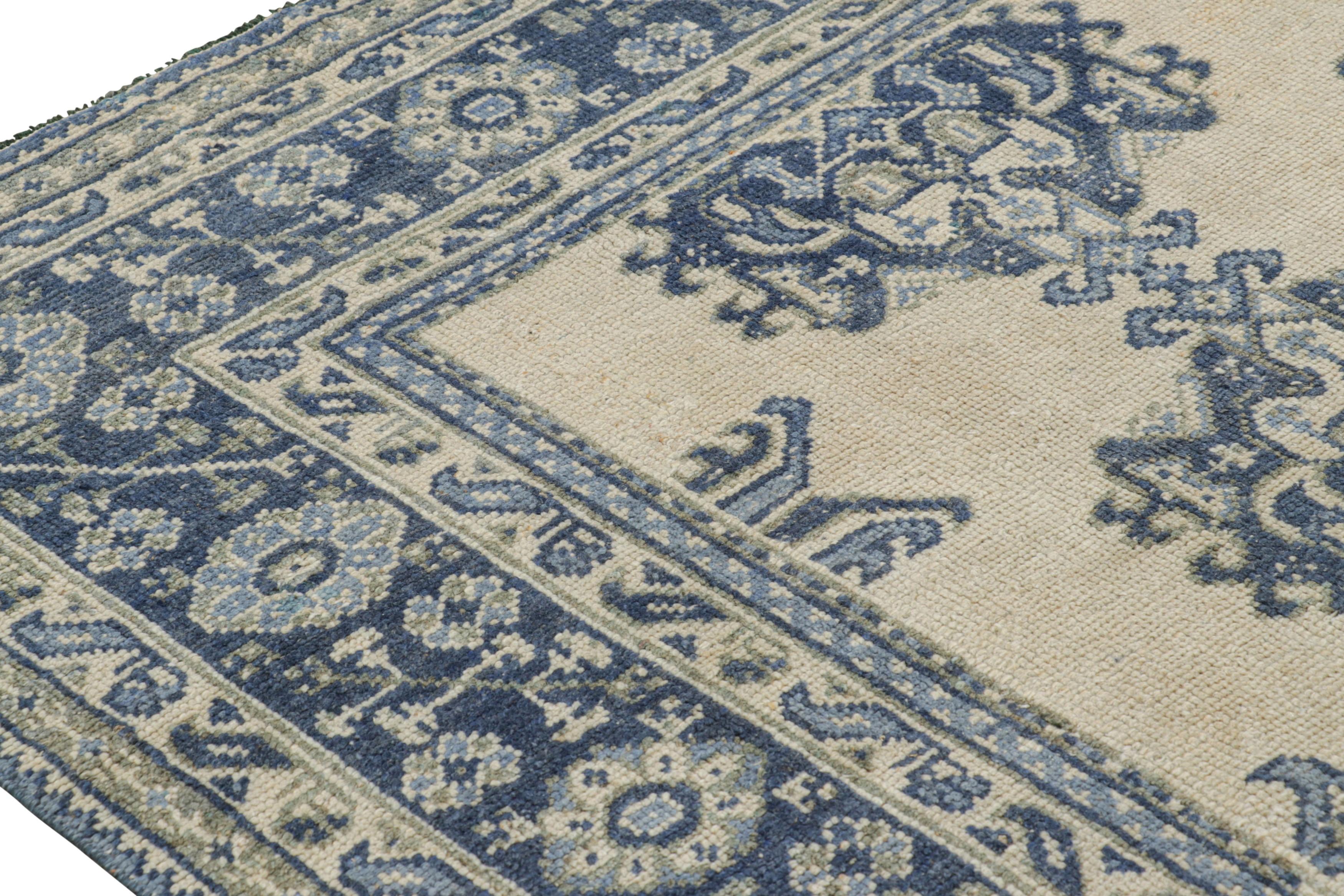 Oushak Vintage-Teppich in Creme und Blau mit geometrischen Mustern  Rug & Kilim (Mitte des 20. Jahrhunderts) im Angebot