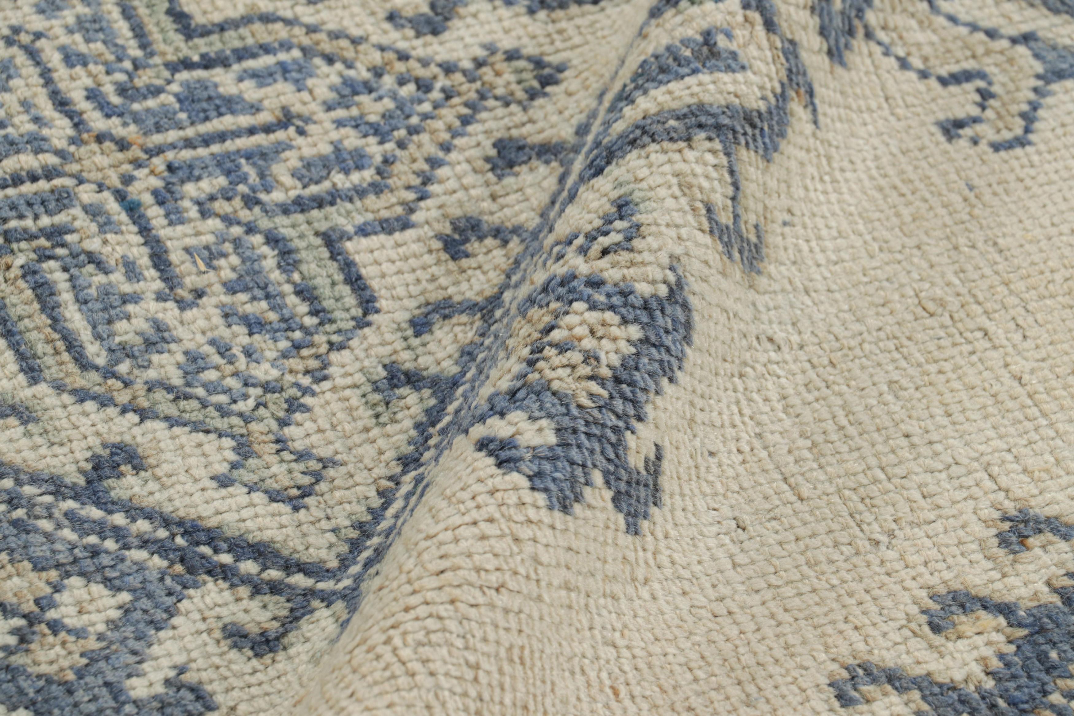 Oushak Vintage-Teppich in Creme und Blau mit geometrischen Mustern  Rug & Kilim (Wolle) im Angebot