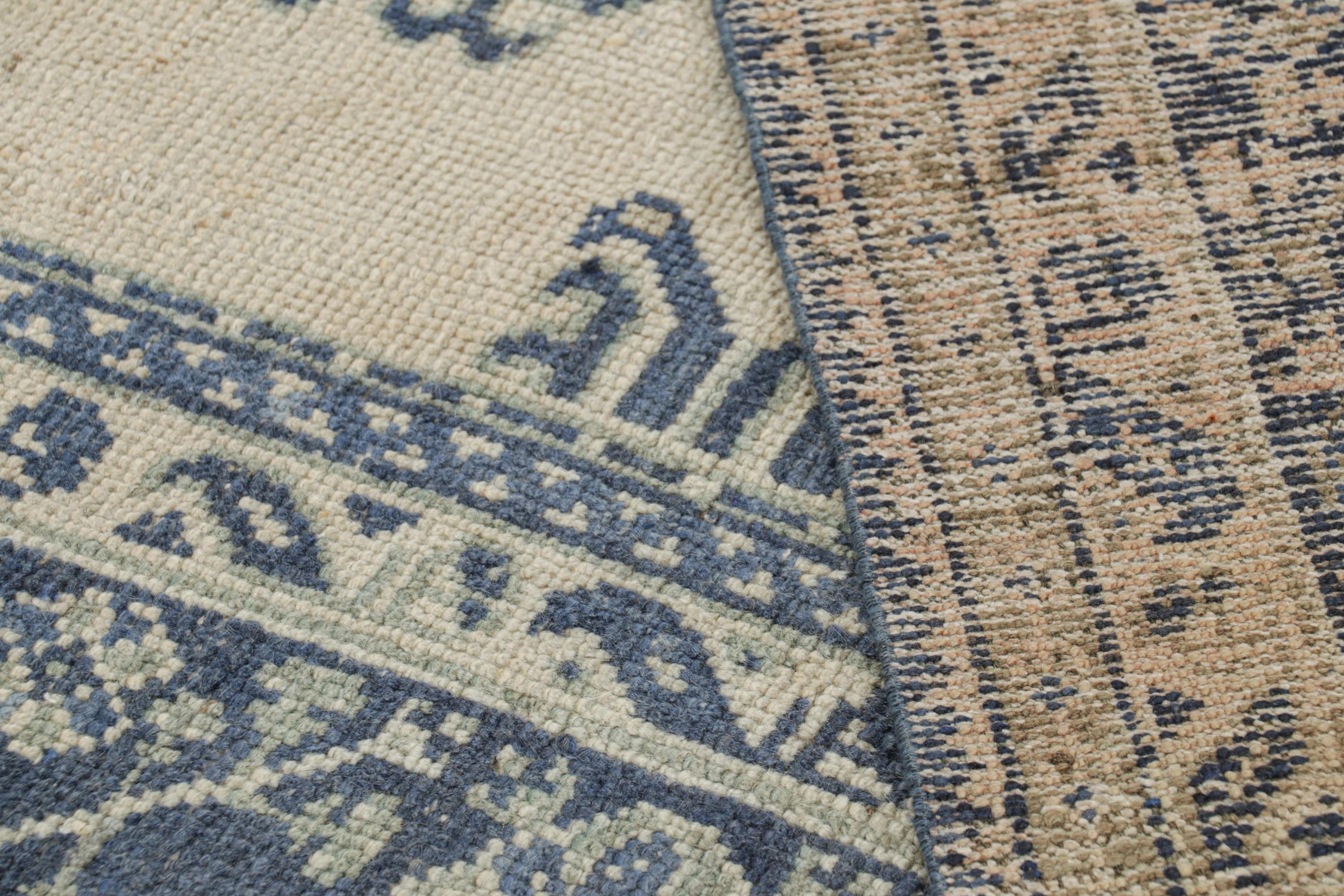 Oushak Vintage-Teppich in Creme und Blau mit geometrischen Mustern  Rug & Kilim im Angebot 1