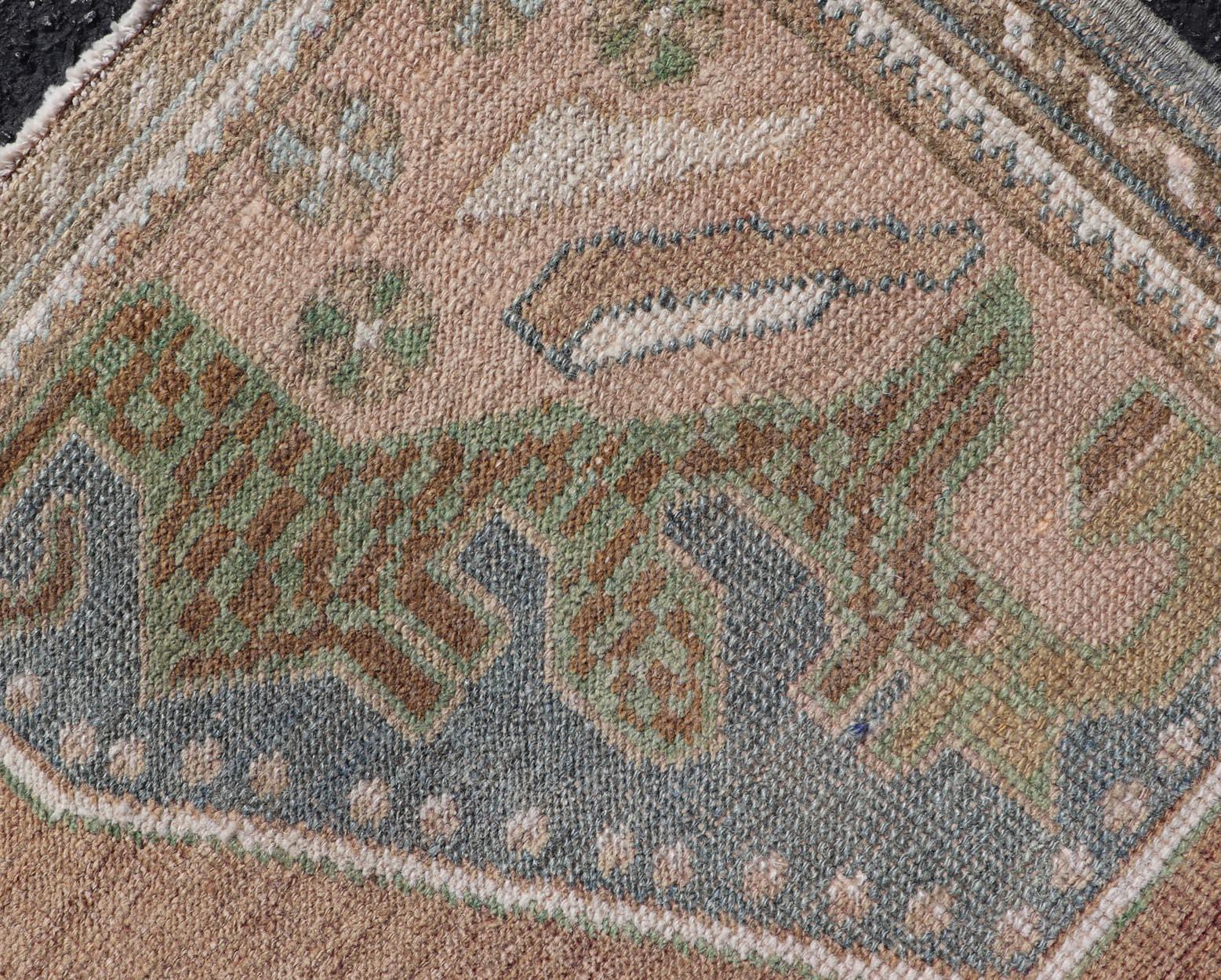 Oushak-Teppich mit hellbraunem Hintergrund und cremefarbenem und hellblauem Teppich im Angebot 6