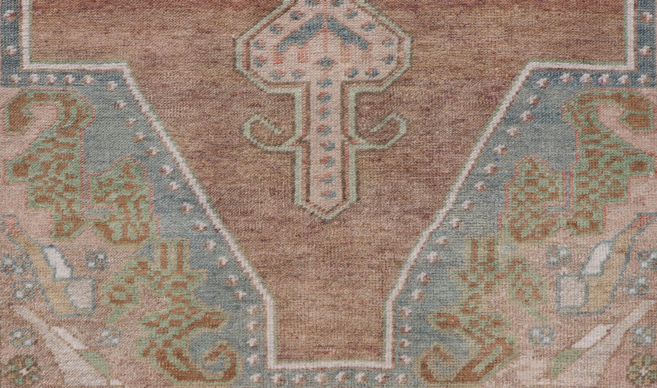 Vintage Oushak Rug in Light Brown Background and Cream, green, and Light Blue. Keivan Woven Arts / rug EN-15334, country of origin / type: Turkey / Oushak, circa Mid-20th century.
Measures: 3'5 x 6'1 
This vintage Turkish Oushak rug (circa