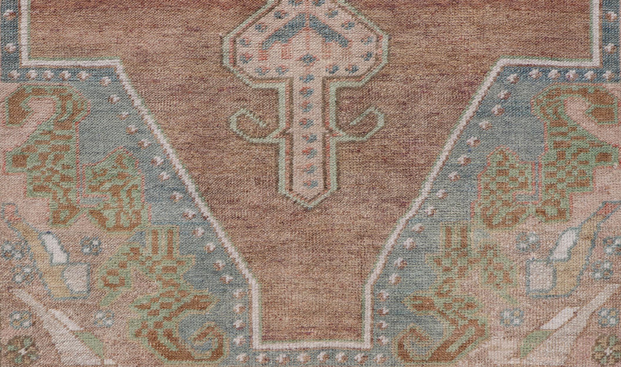 Vintage Oushak-Teppich mit hellbraunem Hintergrund und Creme, Grün und Hellblau. Keivan Woven Arts / Teppich EN-15334, Herkunftsland / Art: Türkei / Oushak, etwa Mitte des 20. Jahrhunderts.
Maße: 3'5 x 6'1 
Dieser türkische Oushak-Teppich im