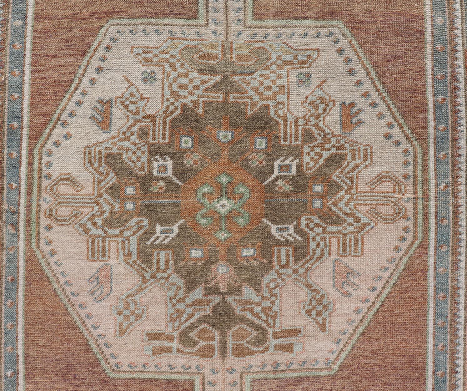 Oushak-Teppich mit hellbraunem Hintergrund und cremefarbenem und hellblauem Teppich (Türkisch) im Angebot