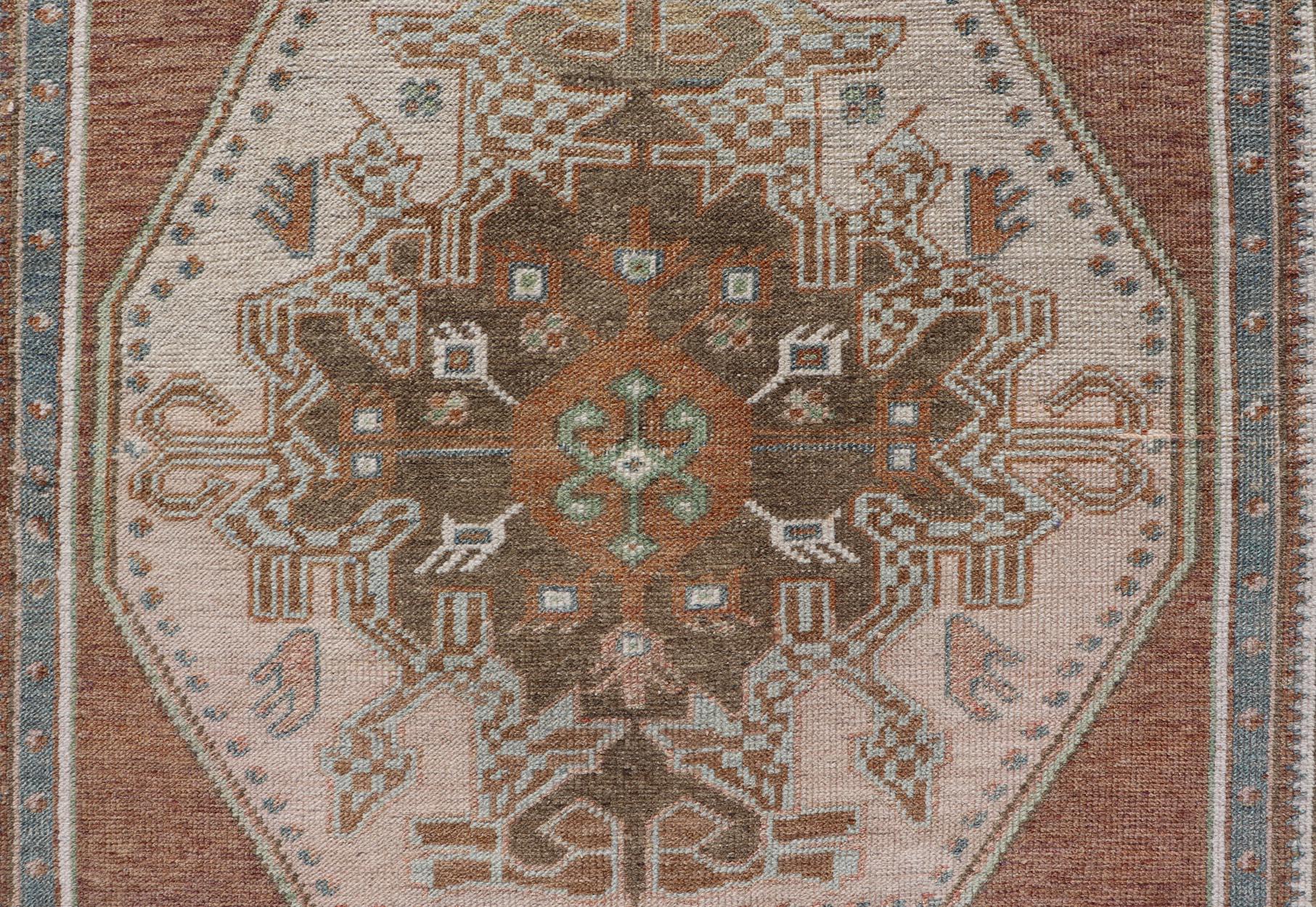 Oushak-Teppich mit hellbraunem Hintergrund und cremefarbenem und hellblauem Teppich im Angebot 2