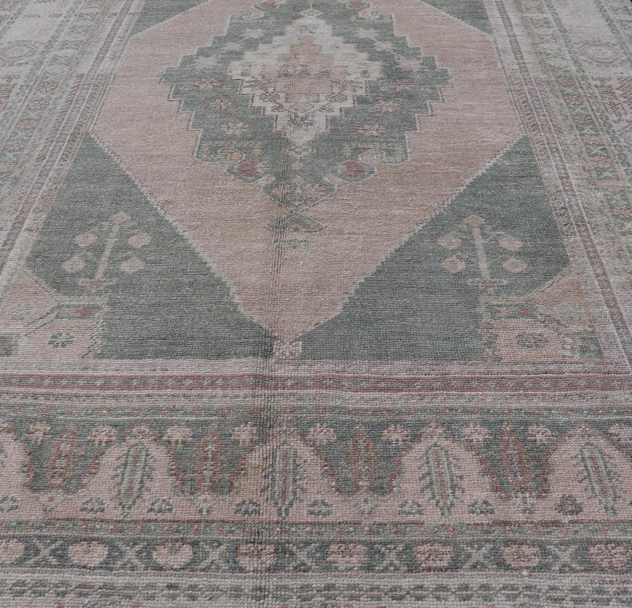 Tapis Oushak vintage à médaillon dans les tons taupe, vert clair, blush, lavande et marron clair.

Mesures : 5'6 x 8'8 

Tapis turc Oushak avec taupe, tapis Keivan Woven Arts/TU-MTU-6018 pays d'origine / type : Turquie / 1940.

 