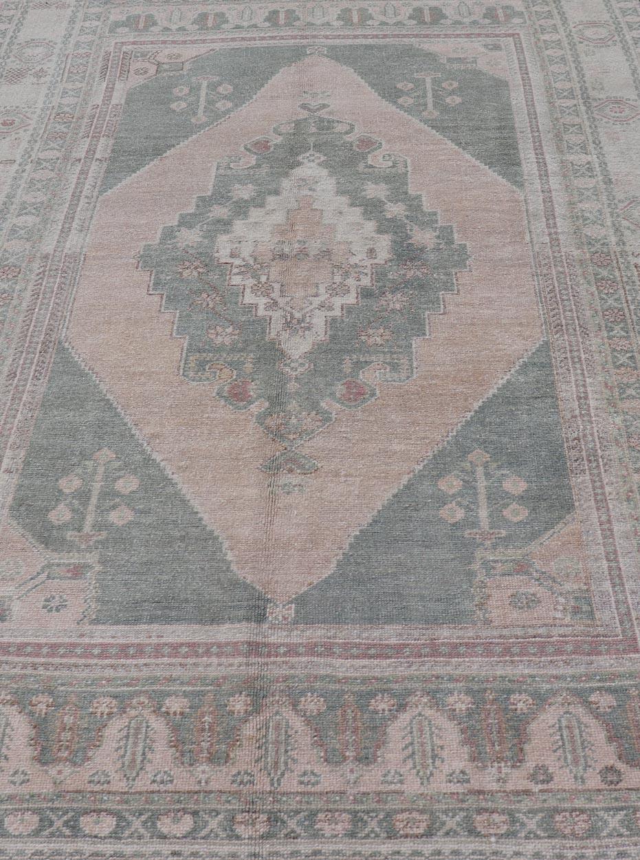 Turc Tapis Vintage Oushak en Taupe atténué, Lavande, Blush et Light Brown en vente
