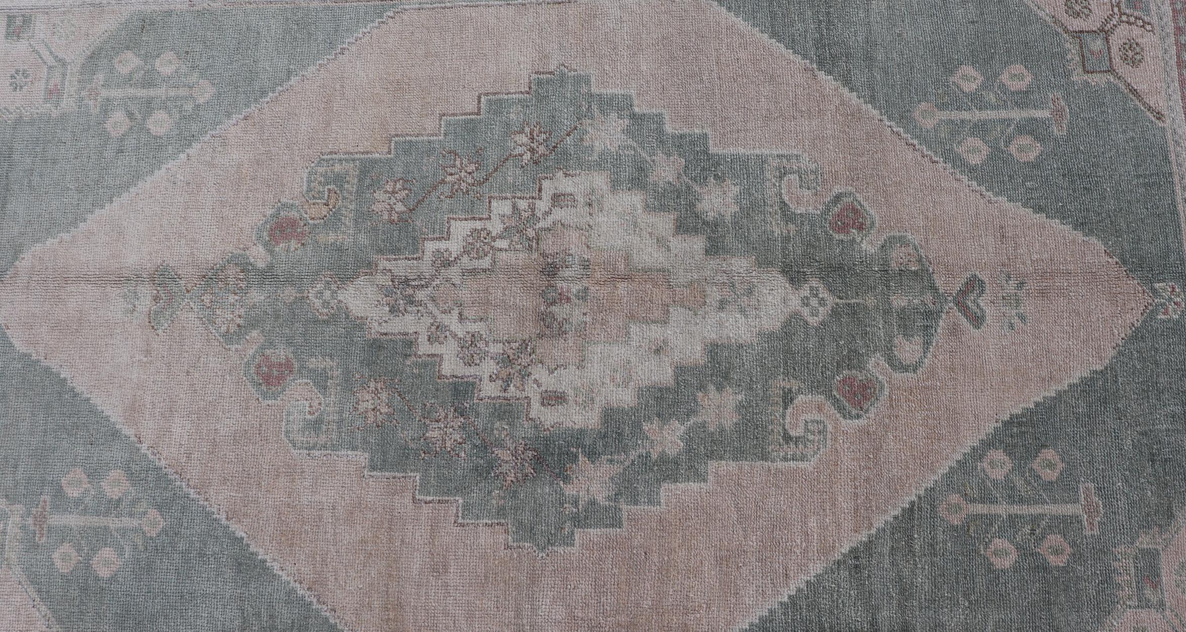Noué à la main Tapis Vintage Oushak en Taupe atténué, Lavande, Blush et Light Brown en vente