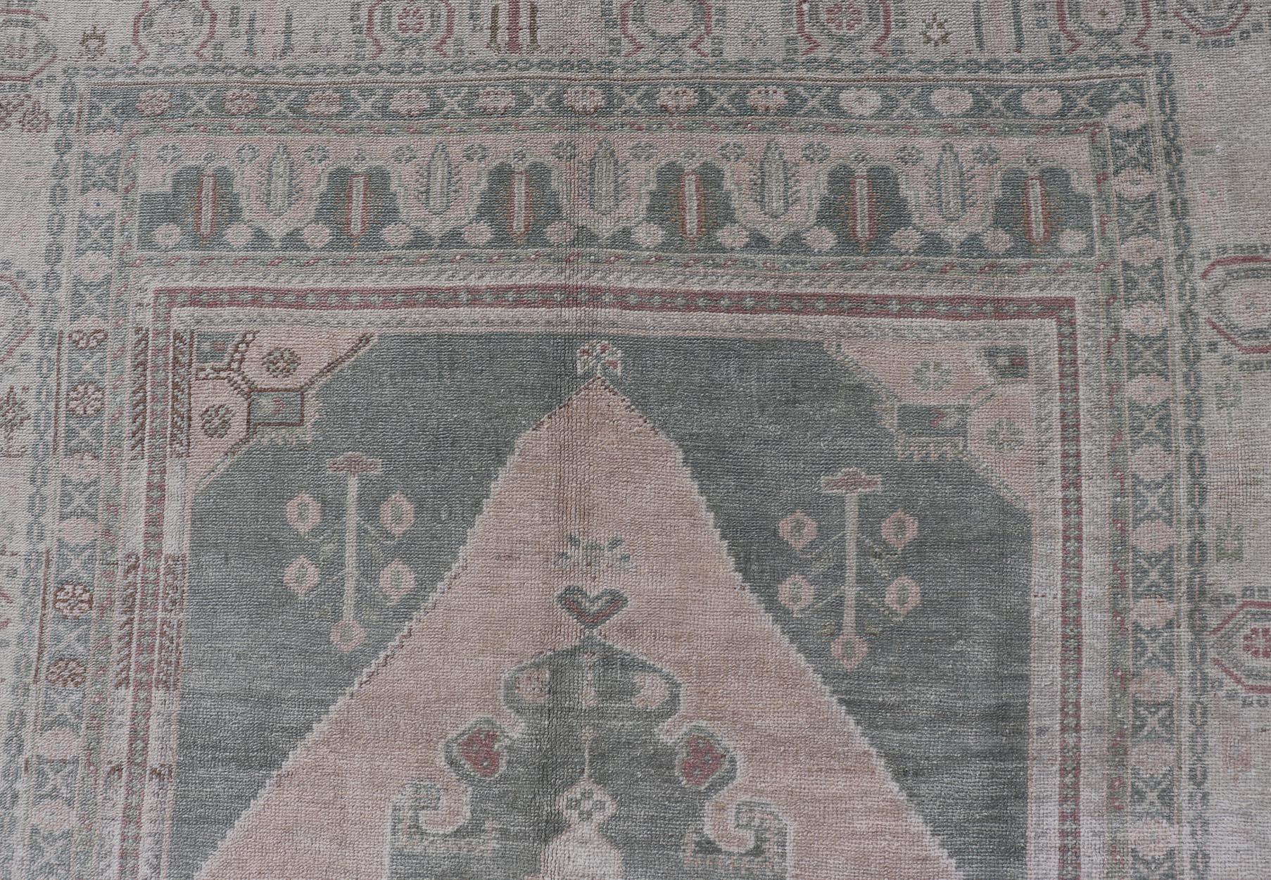 Tapis Vintage Oushak en Taupe atténué, Lavande, Blush et Light Brown Bon état - En vente à Atlanta, GA