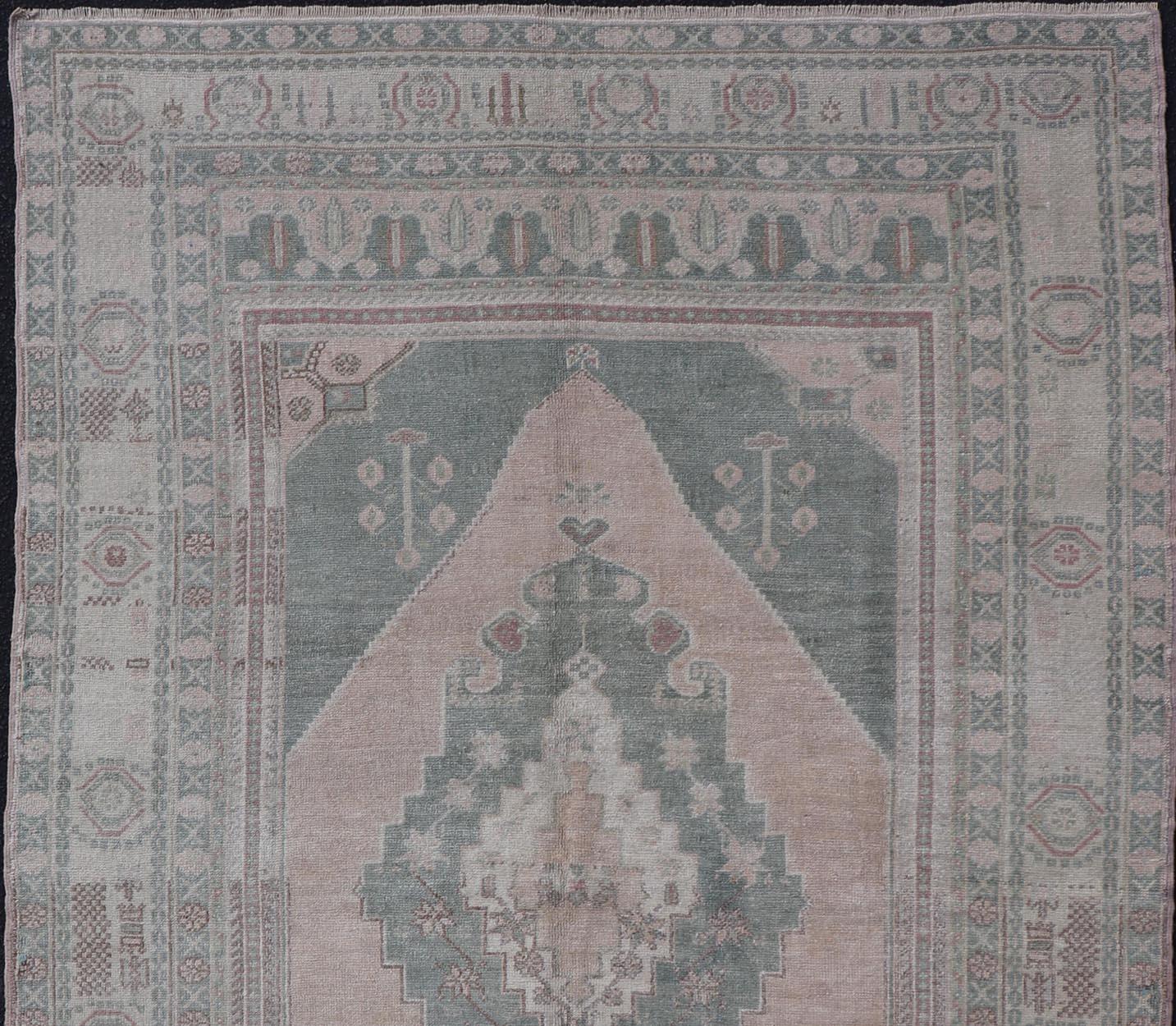 20ième siècle Tapis Vintage Oushak en Taupe atténué, Lavande, Blush et Light Brown en vente