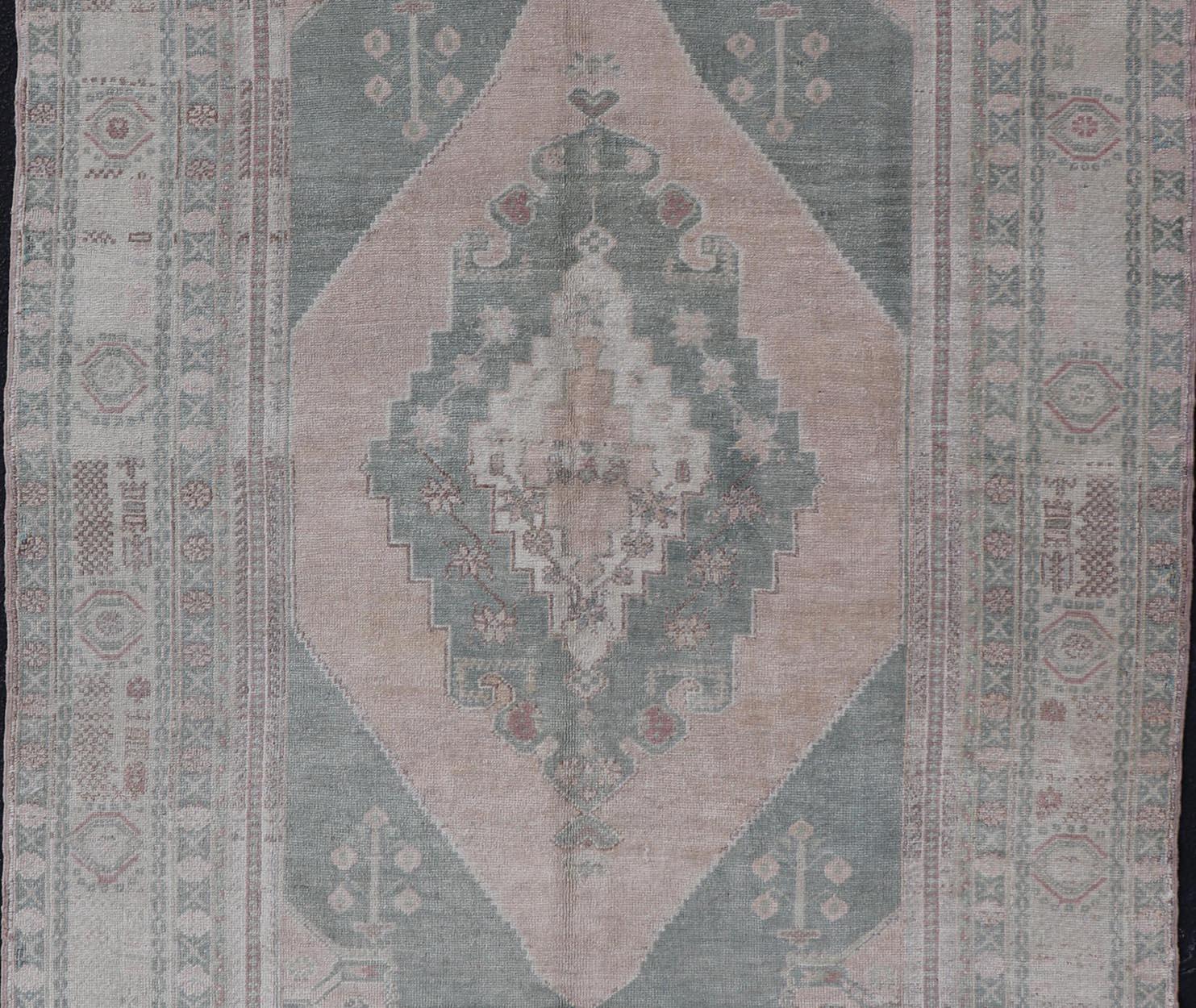 Laine Tapis Vintage Oushak en Taupe atténué, Lavande, Blush et Light Brown en vente