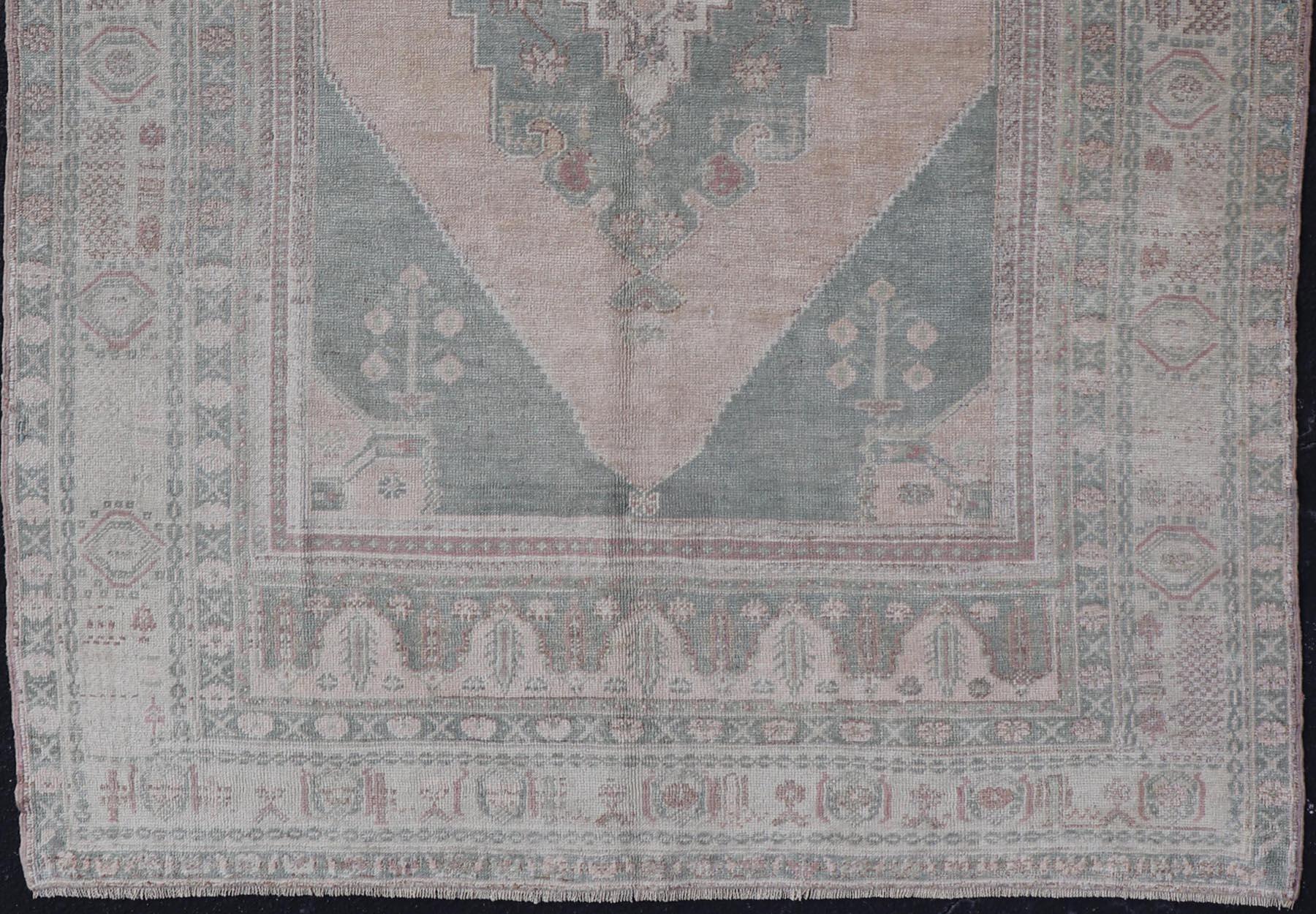 Tapis Vintage Oushak en Taupe atténué, Lavande, Blush et Light Brown en vente 1