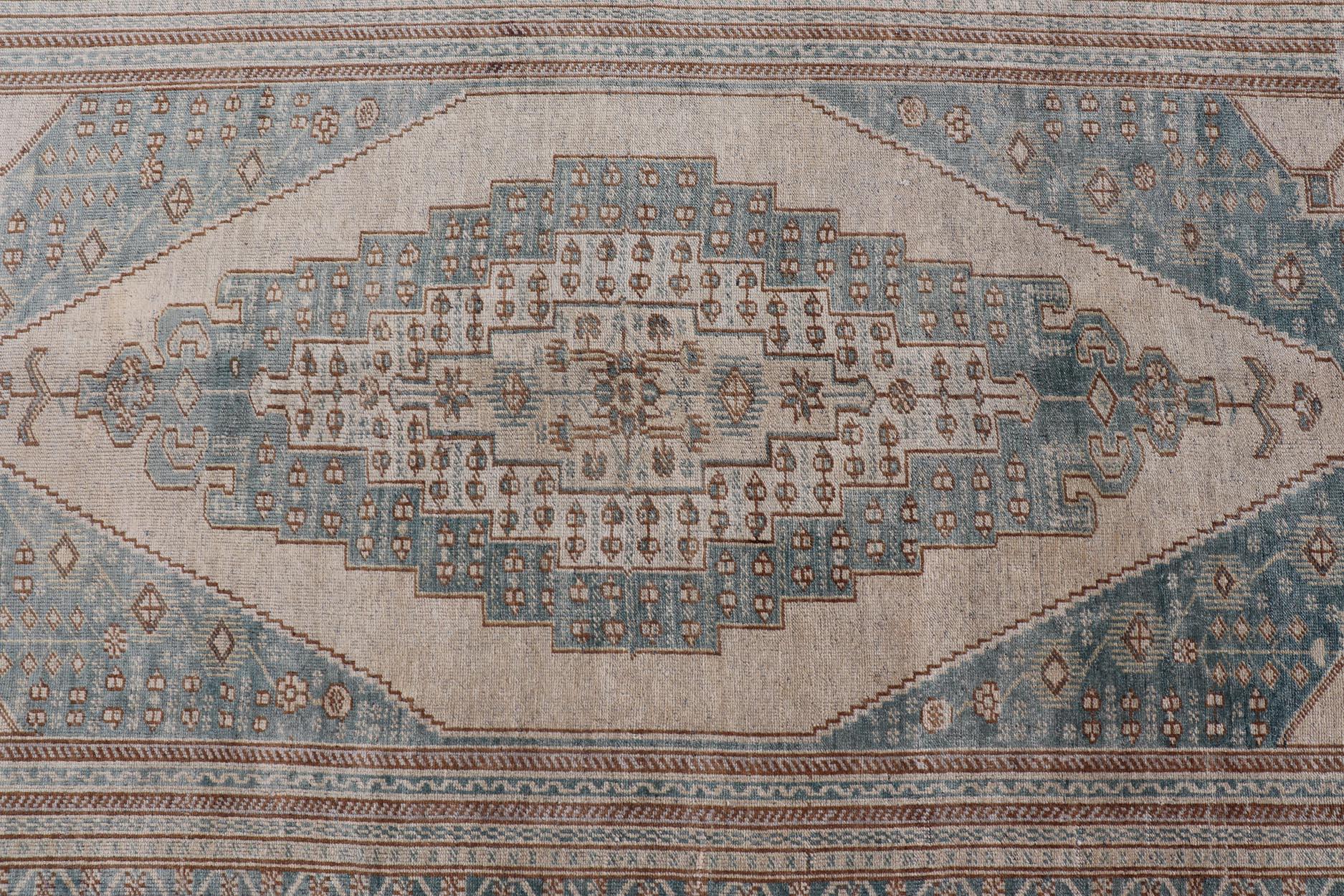 Vintage Oushak rug in muted taupe, tan, and light brown, and light blue Turkish Oushak rug with taupe and blue. Keivan Woven Arts / rug TU-MTU-4963 country of origin / type: Turkey / 1940, circa 1940

Measures: 5'3 x 9'6.