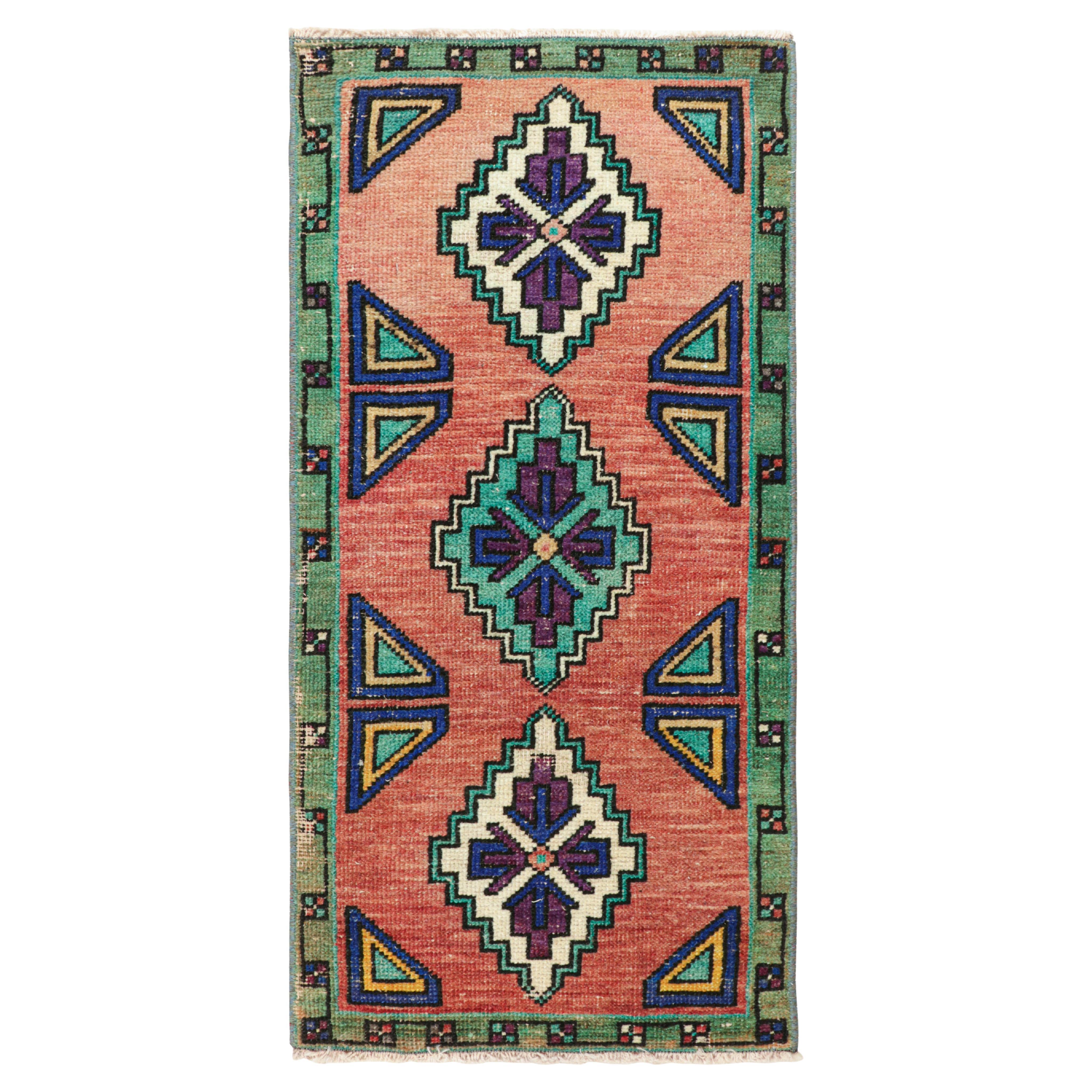Vintage Oushak Teppich in Rosa & Blau, mit geometrischen Medaillons, von Rug & Kilim