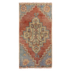 Oushak-Teppich im Vintage-Stil in Rot & Blau, mit geometrischem Medaillon, von Rug & Kilim 