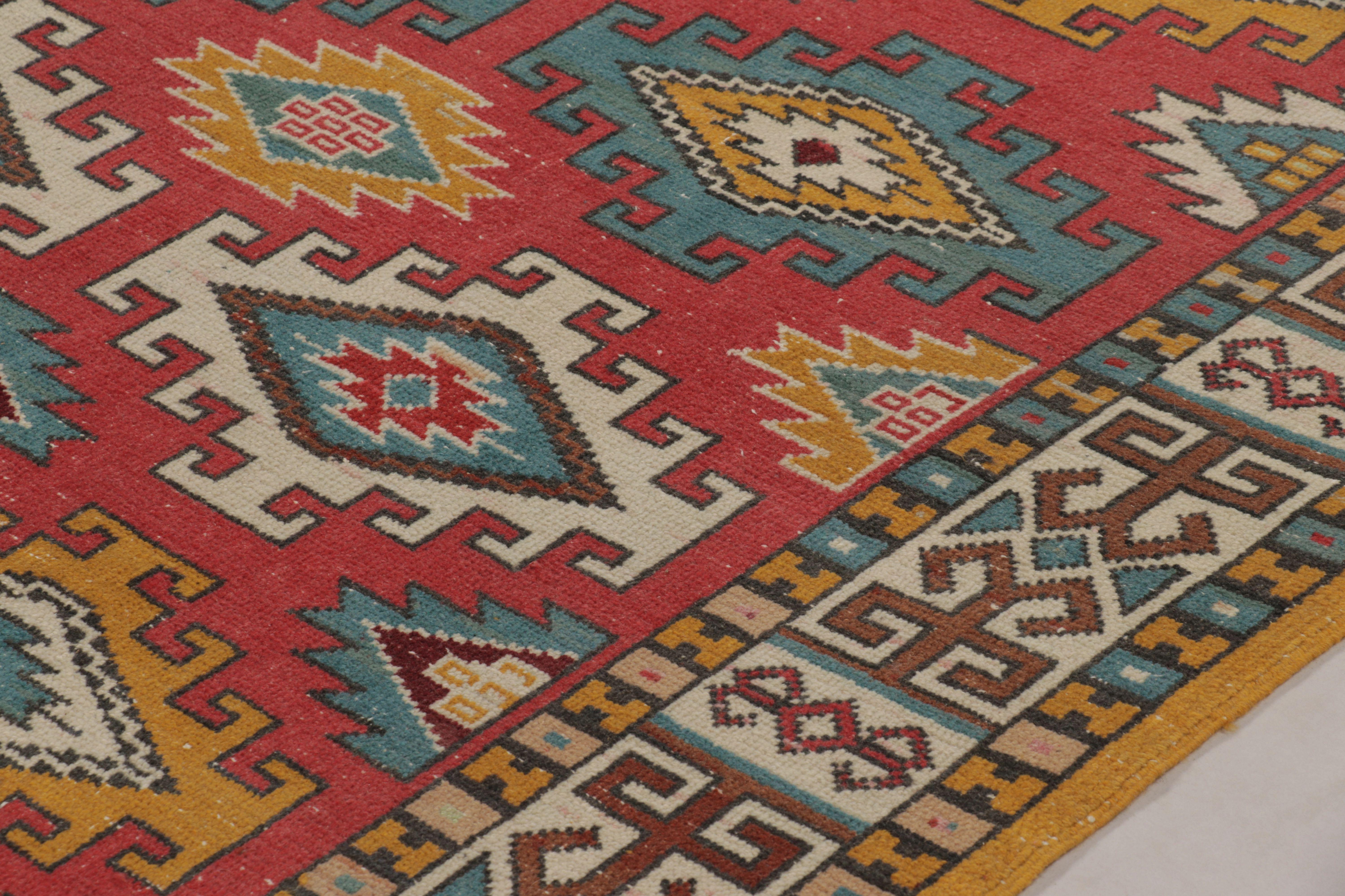 Dieser türkische Oushak-Teppich im Format 9x12, handgeknüpft aus Wolle, stammt vermutlich aus der Türkei (ca. 1970-1980) und ist eines der wenigen gefärbten und antik gewaschenen Stücke einer neuen Kollektion junger Vintage-Teppiche von Rug & Kilim.