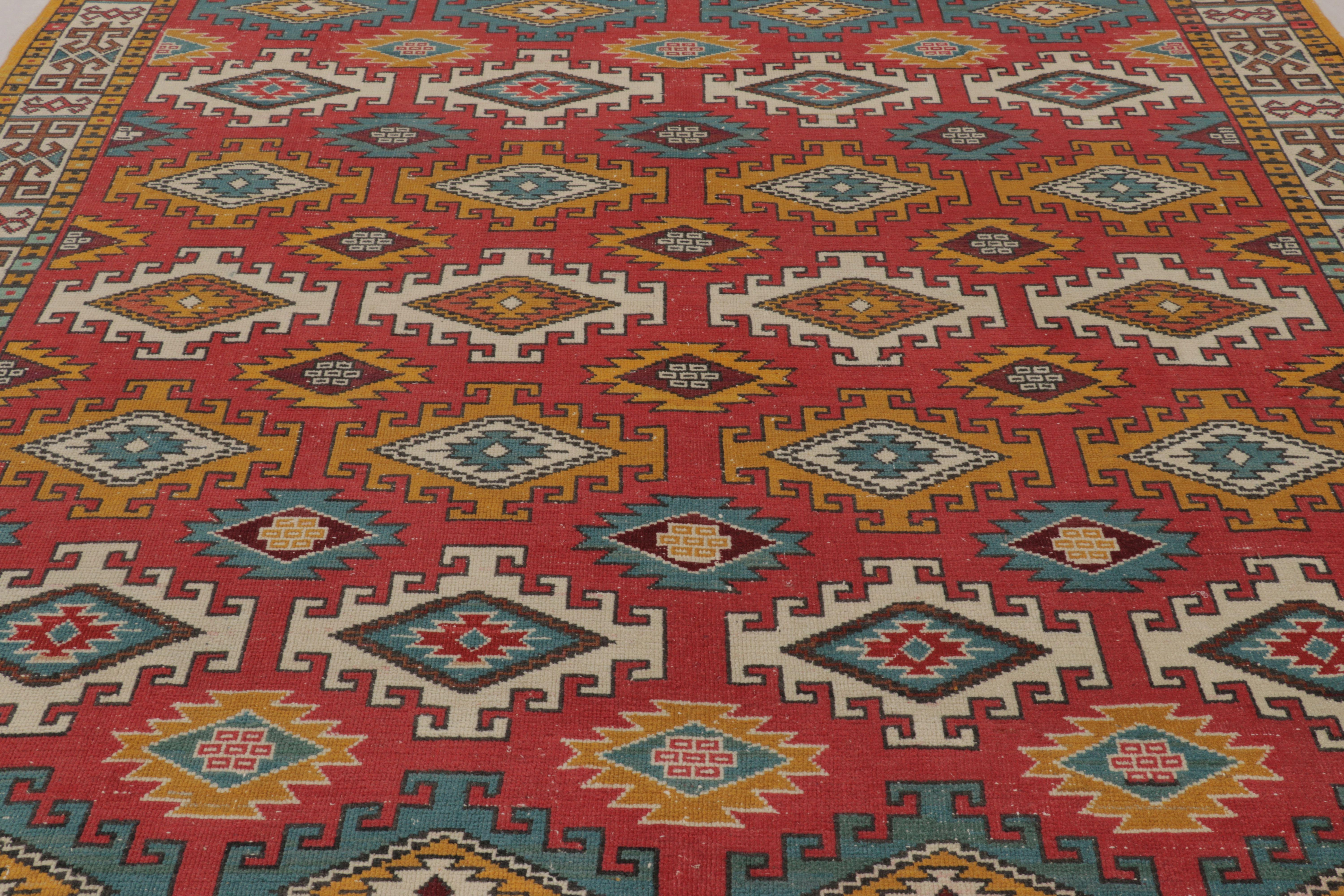 Vintage Oushak Teppich in Rot mit kräftigen, bunten geometrischen Mustern - Rug & Kilim (Stammeskunst) im Angebot