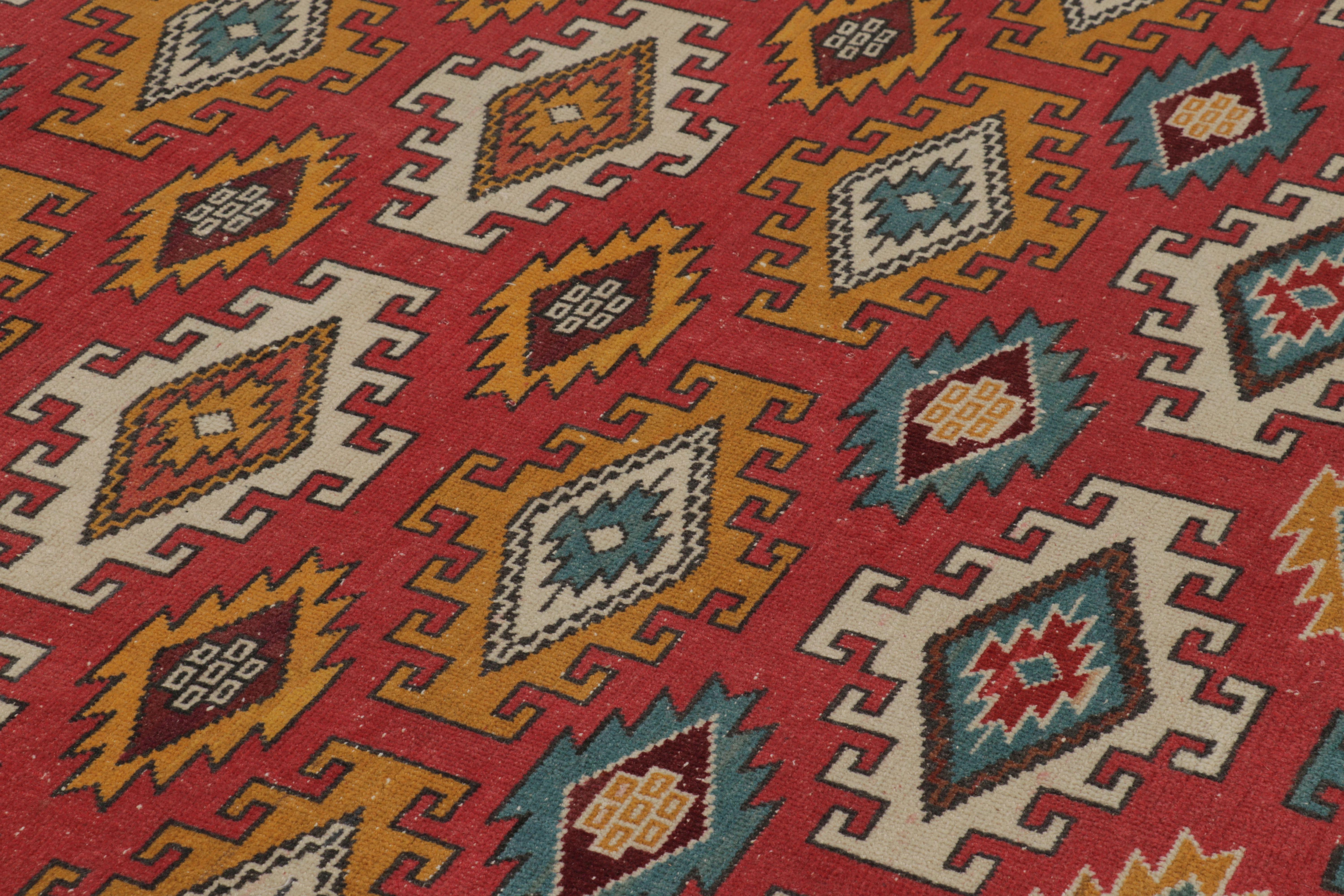 Vintage Oushak Teppich in Rot mit kräftigen, bunten geometrischen Mustern - Rug & Kilim (Türkisch) im Angebot