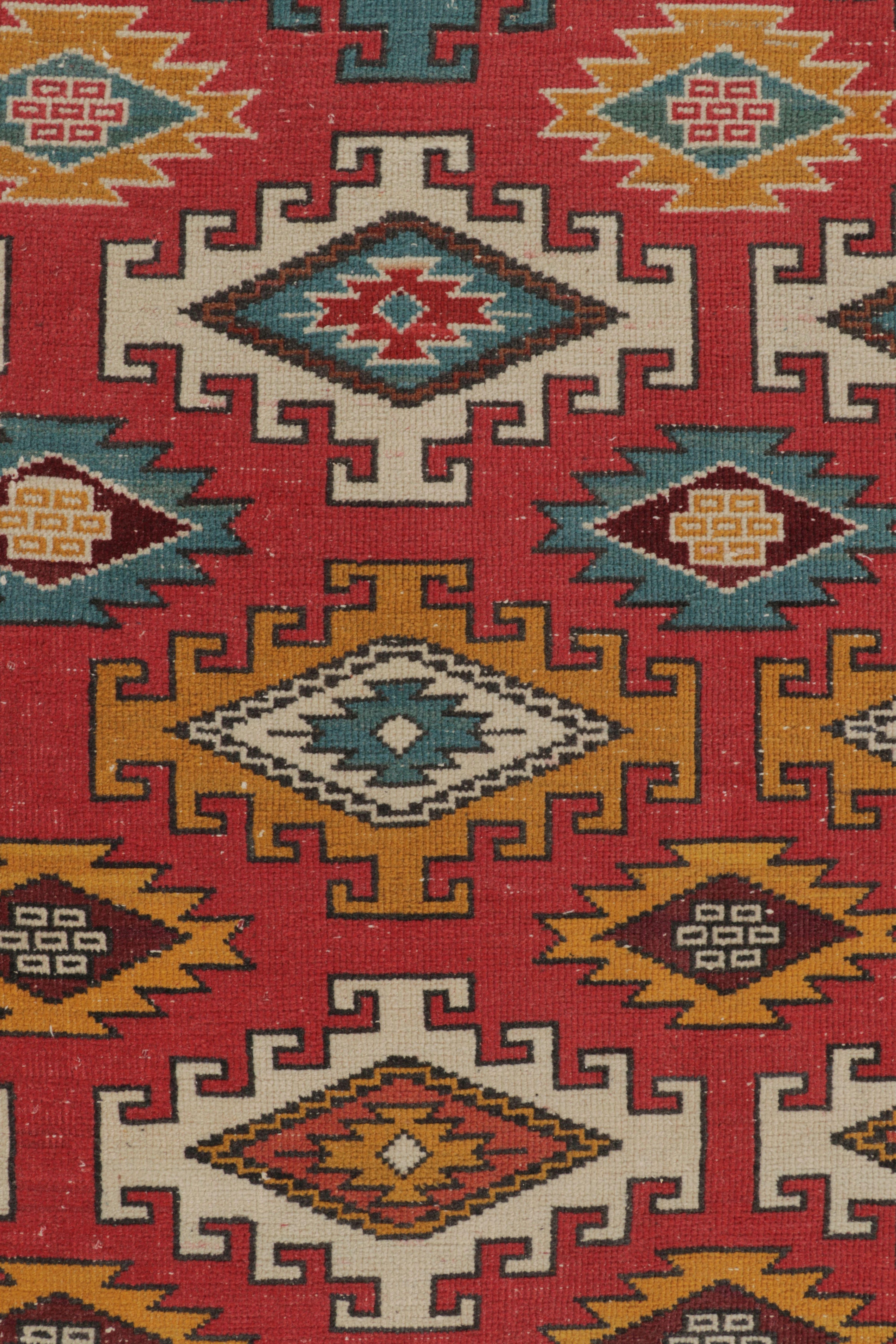 Vintage Oushak Teppich in Rot mit kräftigen, bunten geometrischen Mustern - Rug & Kilim (Handgeknüpft) im Angebot