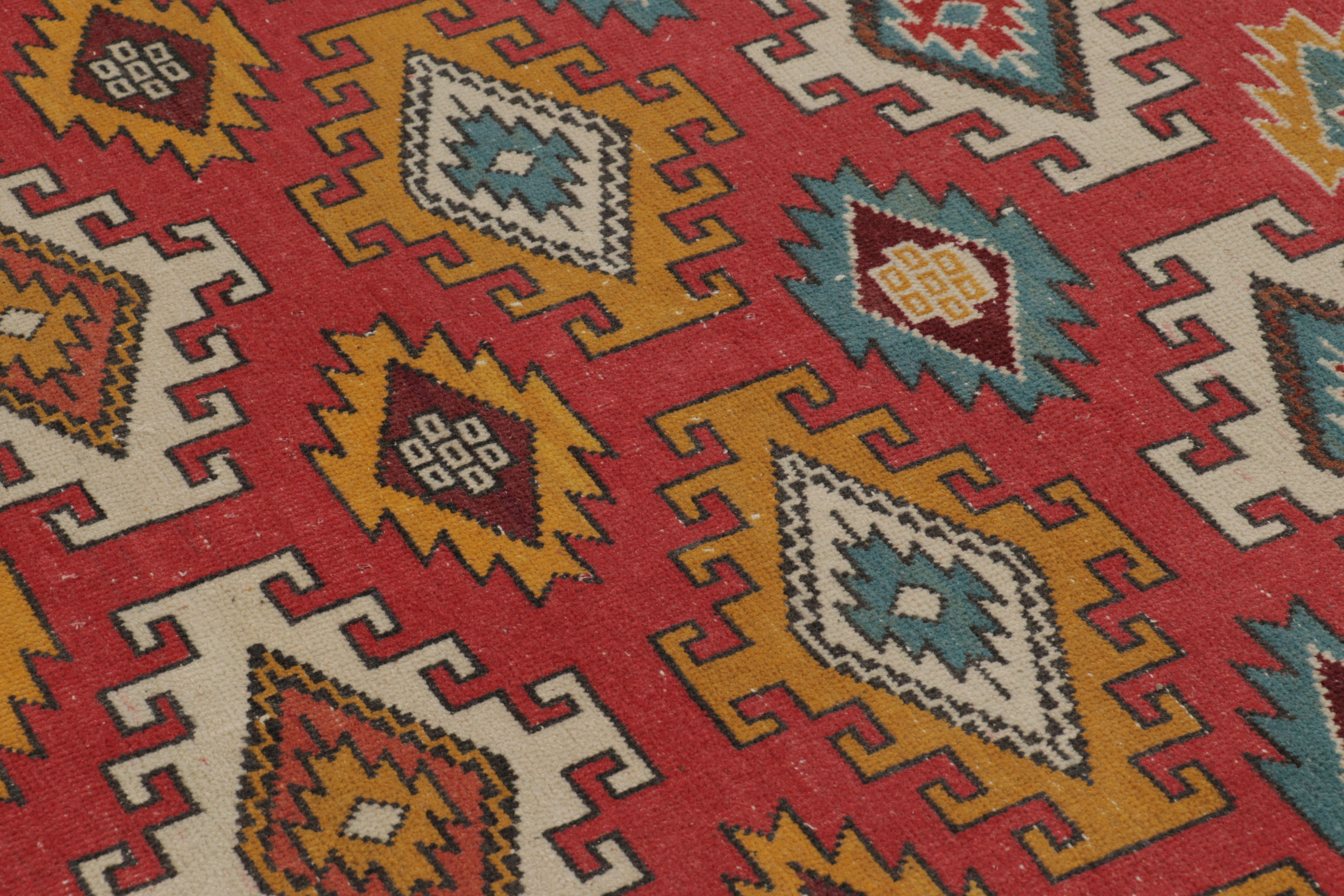 Vintage Oushak Teppich in Rot mit kräftigen, bunten geometrischen Mustern - Rug & Kilim im Zustand „Gut“ im Angebot in Long Island City, NY
