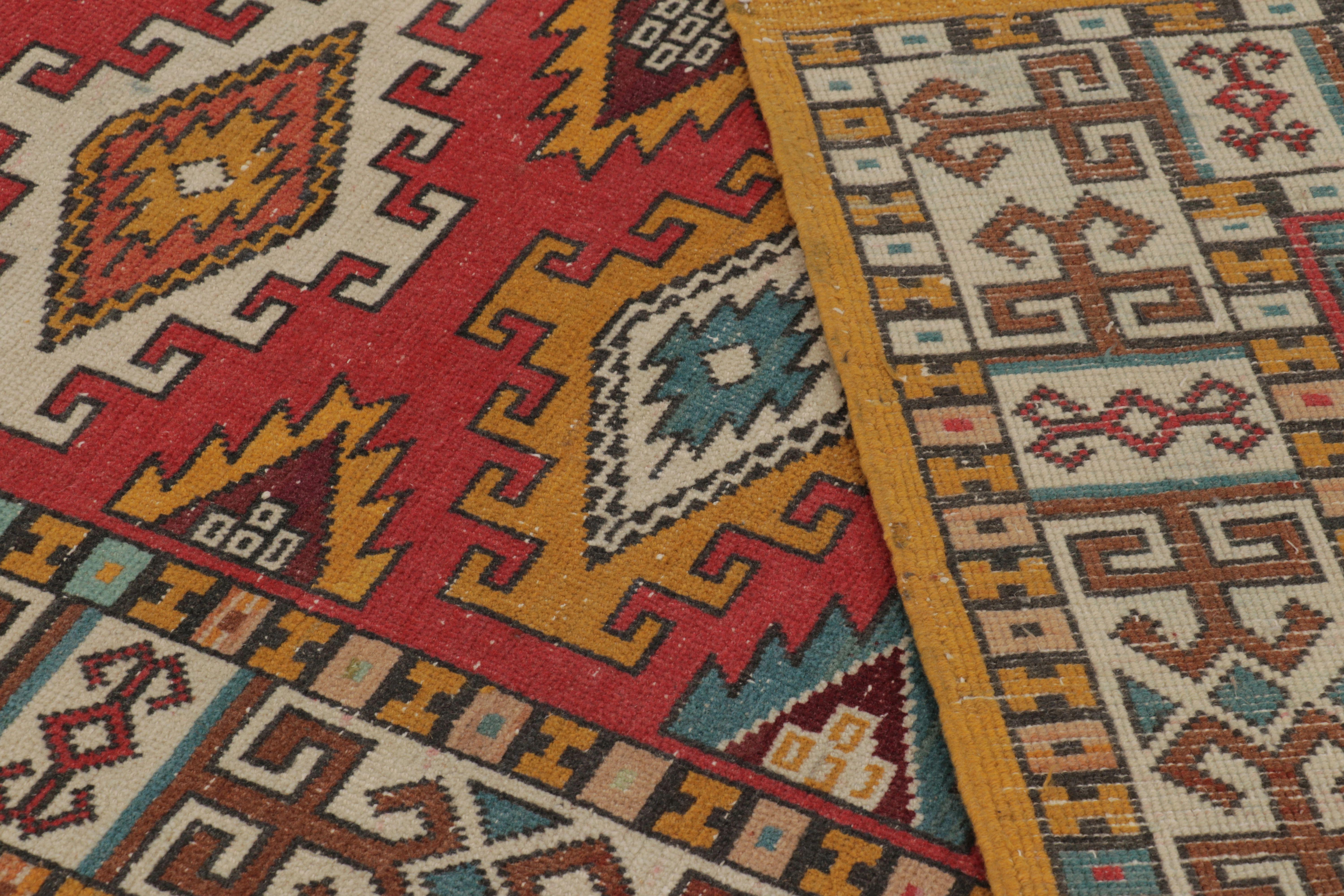 Vintage Oushak Teppich in Rot mit kräftigen, bunten geometrischen Mustern - Rug & Kilim (Ende des 20. Jahrhunderts) im Angebot