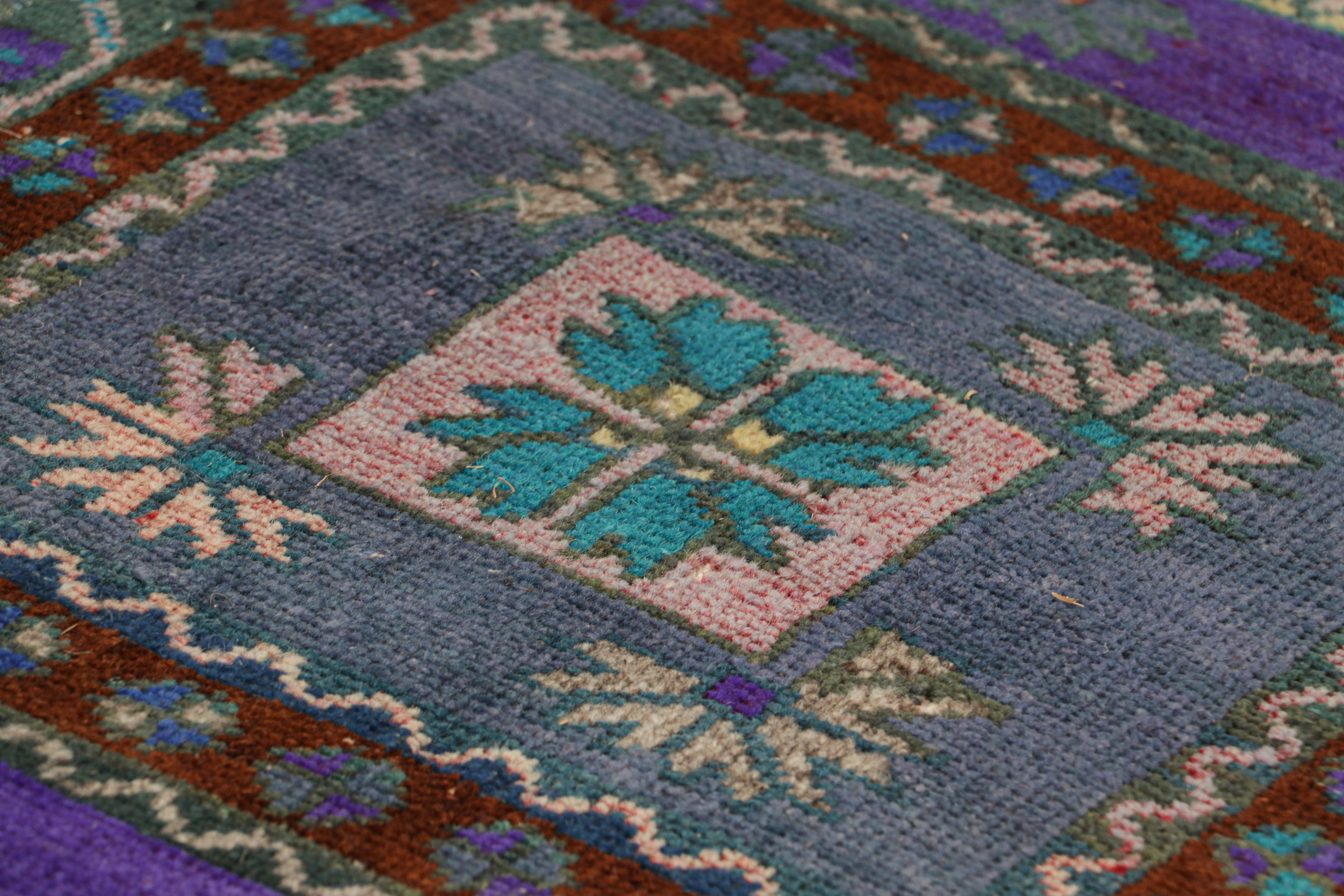Dieser handgeknüpfte Wollteppich aus der Türkei (ca. 1950-1960) in der Größe von 1x3 ist ein ganz besonderes Stück aus einer außergewöhnlichen Sammlung von Oushak-Teppichen aus der Mitte des Jahrhunderts, die neu in die Collection'S von Rug & Kilim