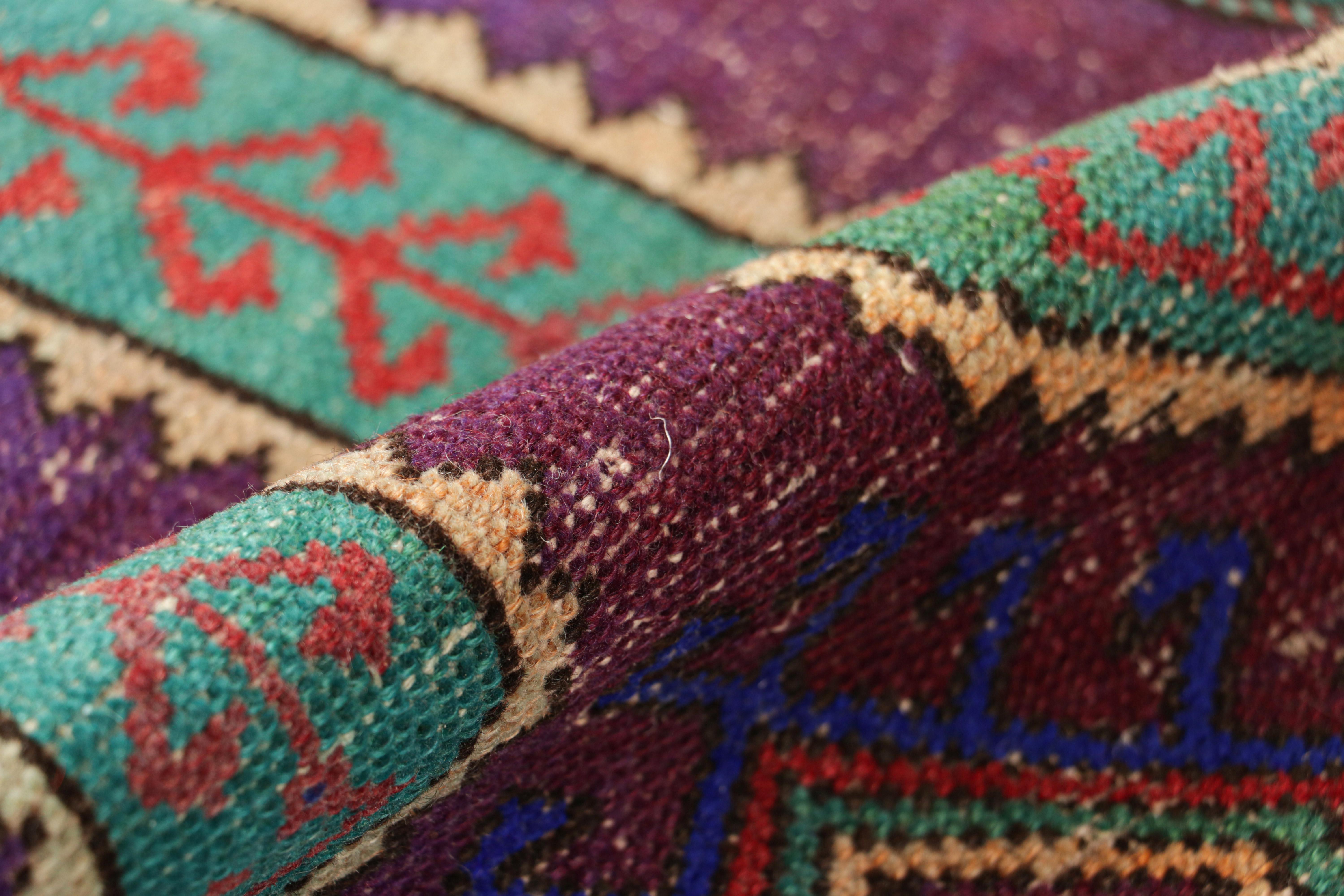 Vintage Oushak-Teppich in Violett und Lila mit geometrischen Medaillons, von Rug & Kilim (Mitte des 20. Jahrhunderts) im Angebot