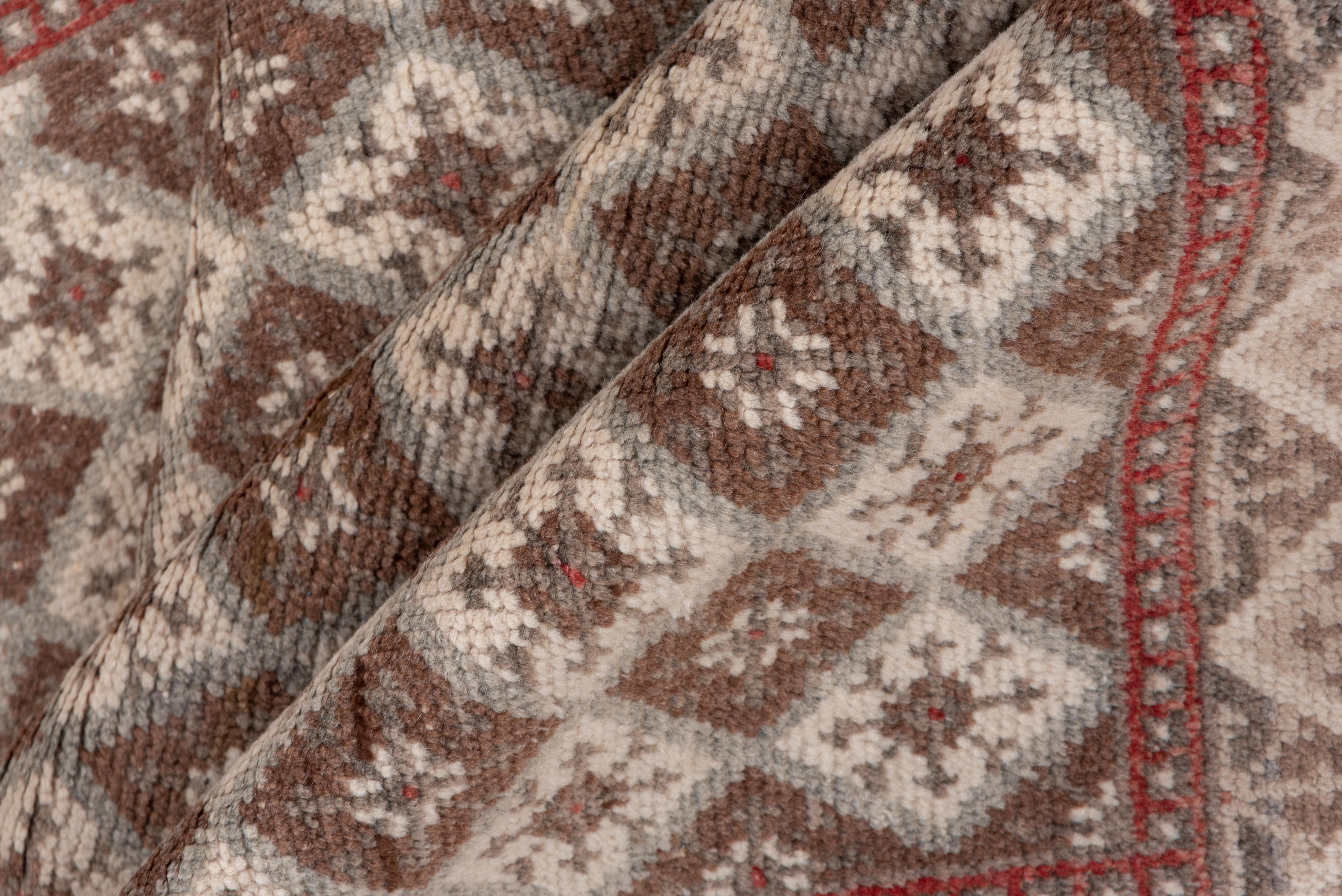 Alfombra Oushak Vintage - Rejilla de rombos repetidos en neutros suaves en Bueno estado para la venta en New York, NY