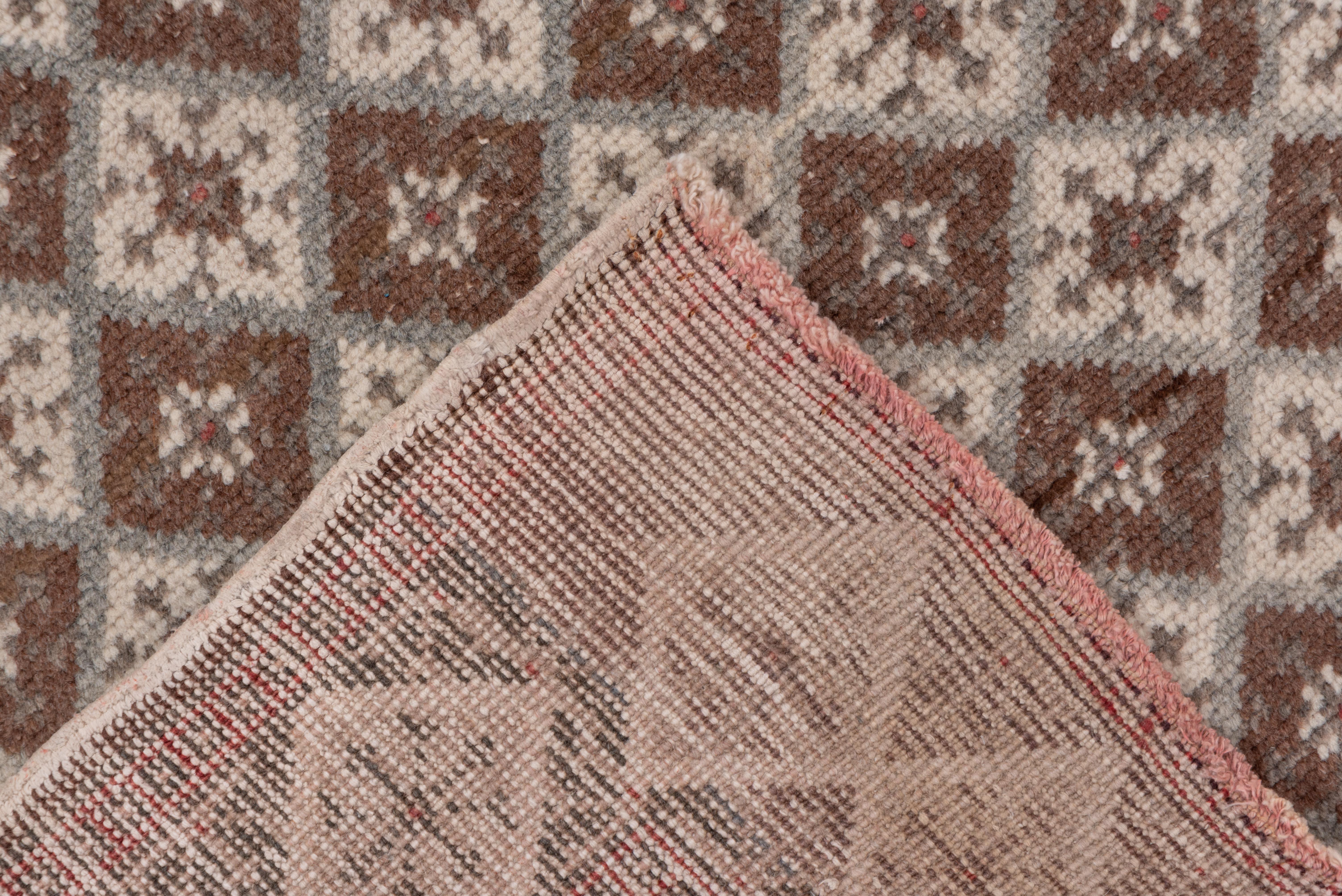 Alfombra Oushak Vintage - Rejilla de rombos repetidos en neutros suaves siglo XX en venta