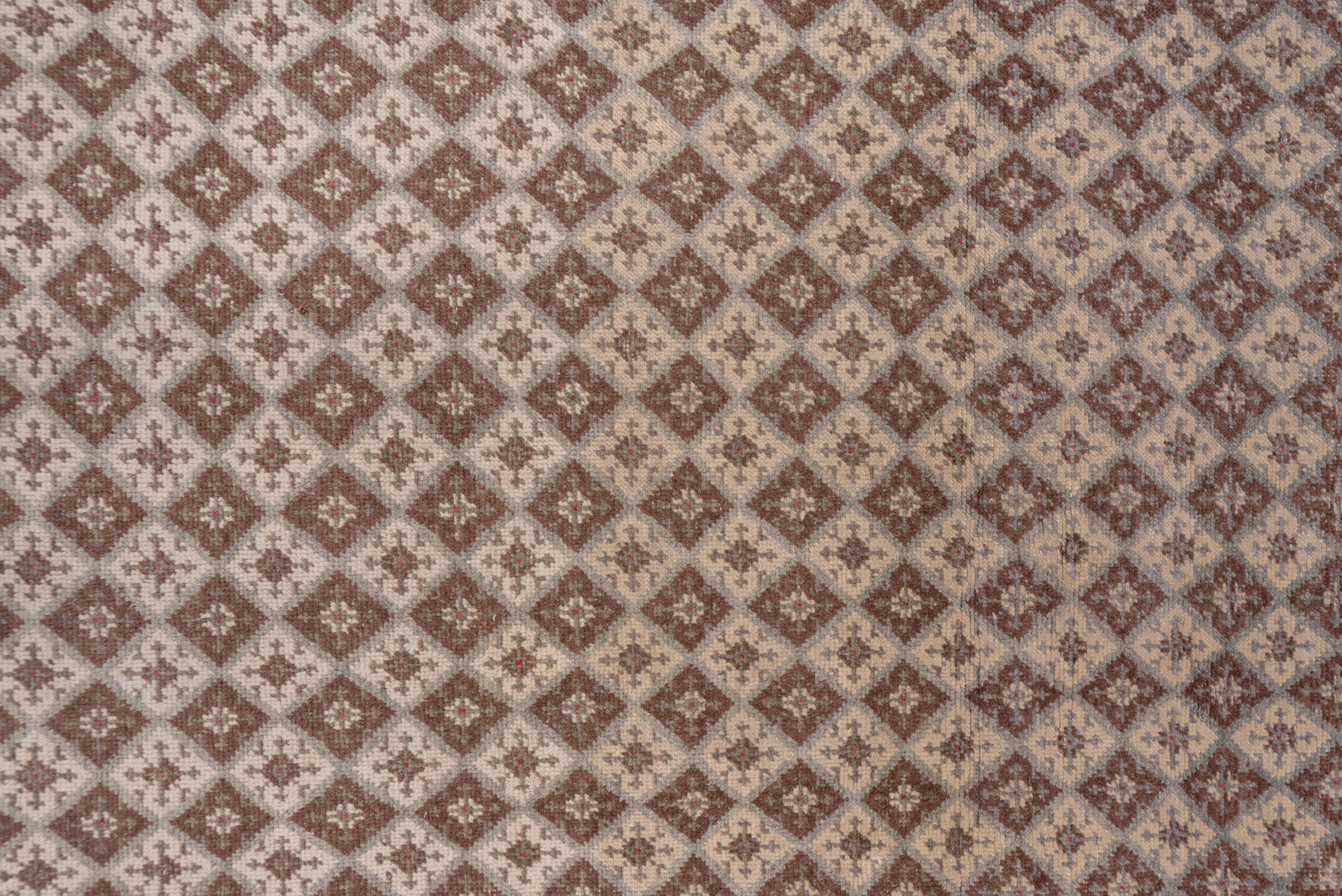Alfombra Oushak Vintage - Rejilla de rombos repetidos en neutros suaves en venta 2