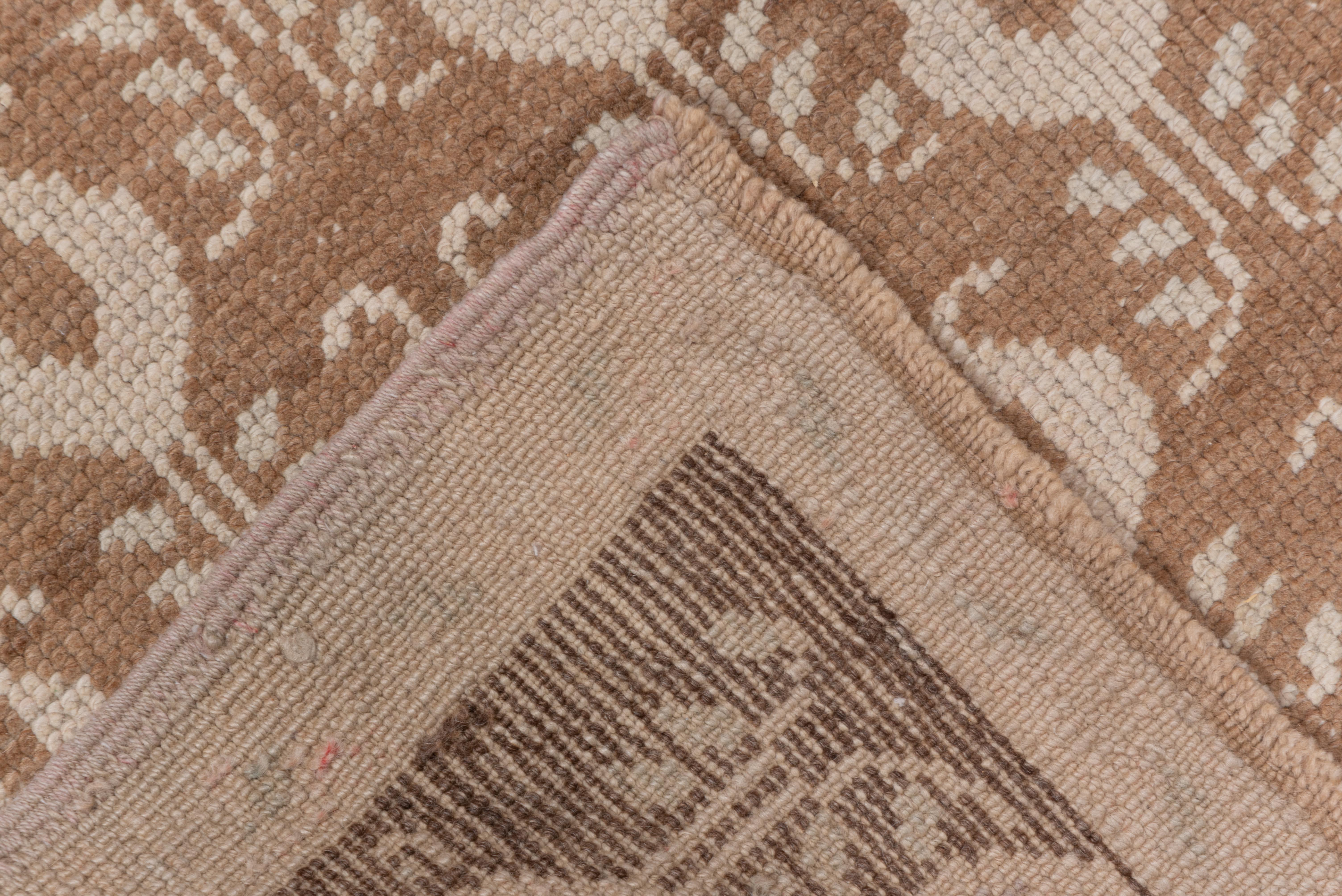 Alfombra Oushak Vintage - Motivo de tulipanes repetidos en tonos neutros siglo XX en venta