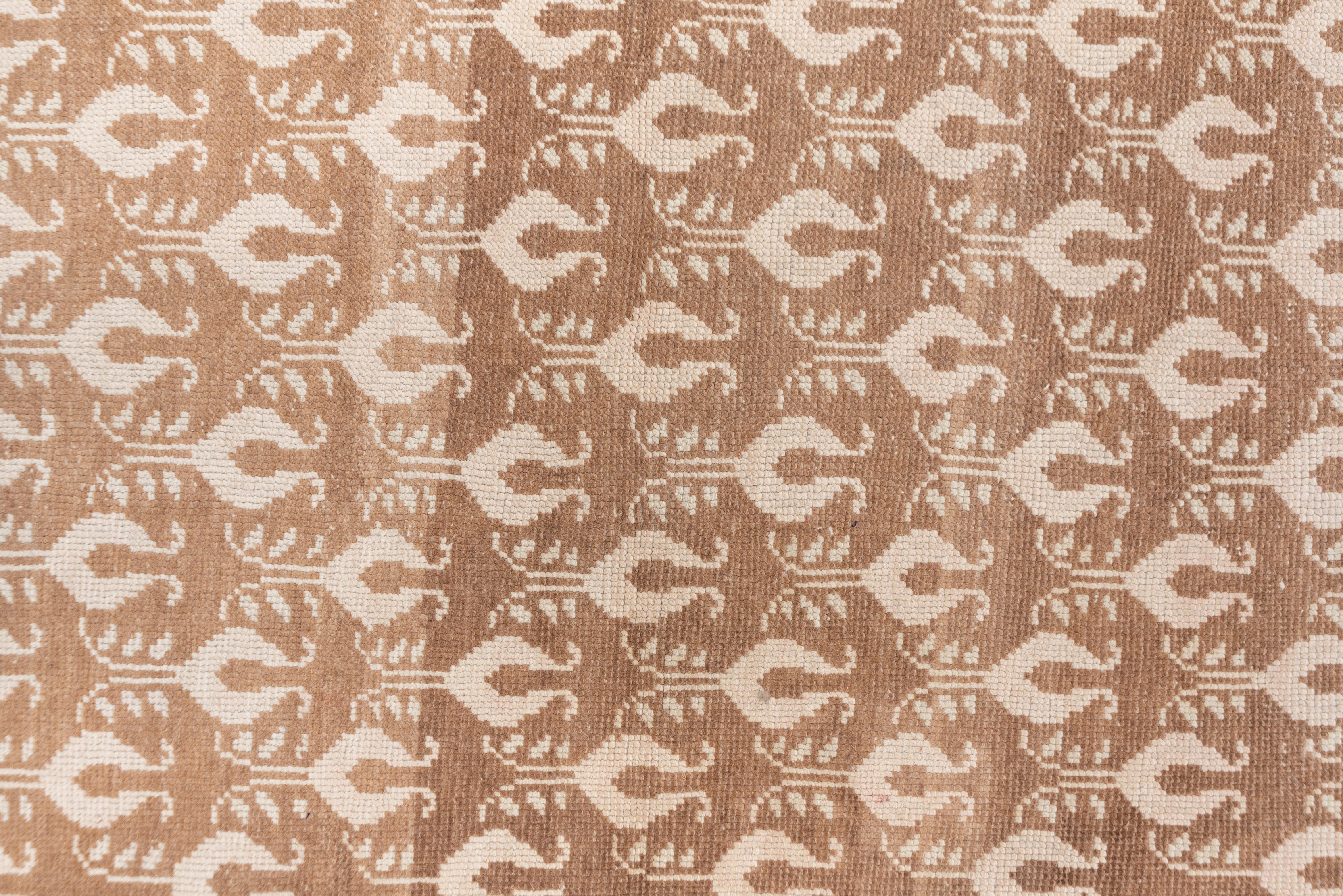Alfombra Oushak Vintage - Motivo de tulipanes repetidos en tonos neutros en venta 1