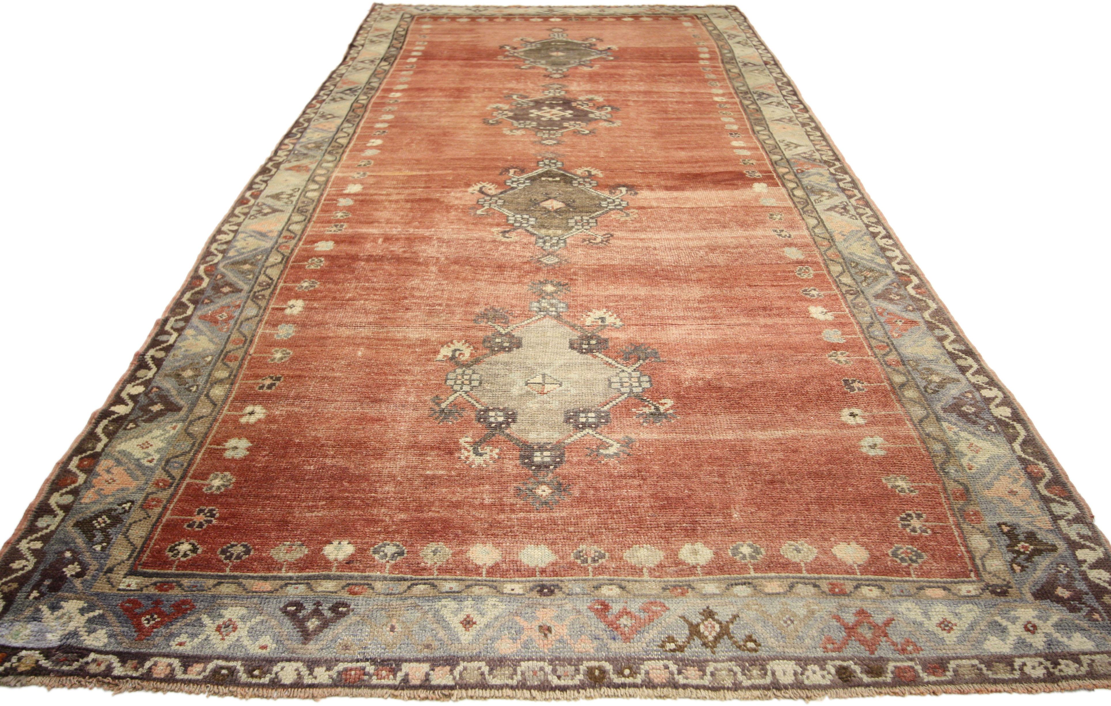 Vintage Turkish Oushak Gallery Rug with Mid-Century Modern Style In Good Condition For Sale In Dallas, TX