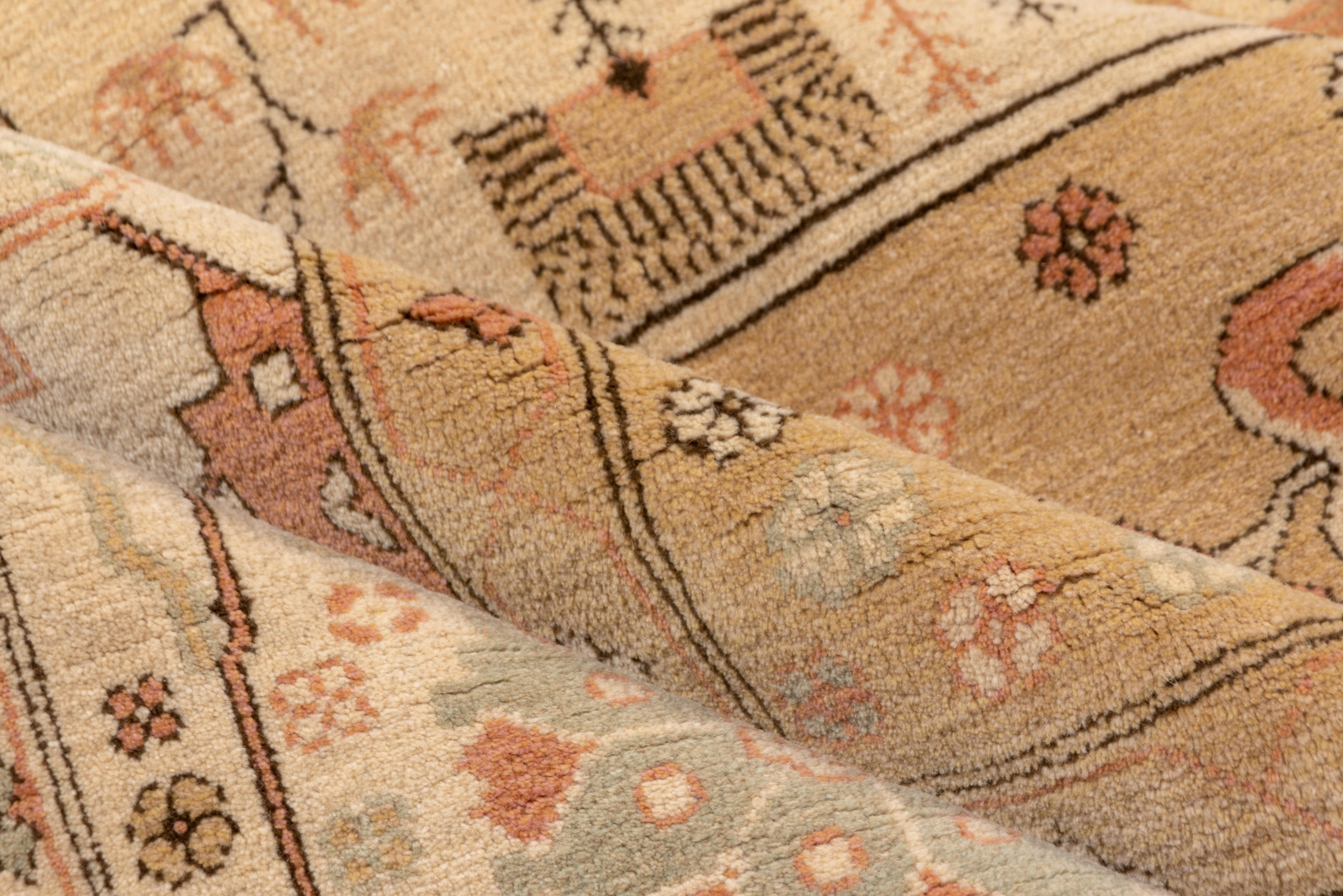 Questo tappeto vintage di Oushak irradia una tranquilla eleganza grazie alla sua tavolozza delicatamente sbiadita di sabbia, taupe e terracotta tenue, graziosamente arricchita da accenti celadon e rosa. Al centro si trova un medaglione stilizzato