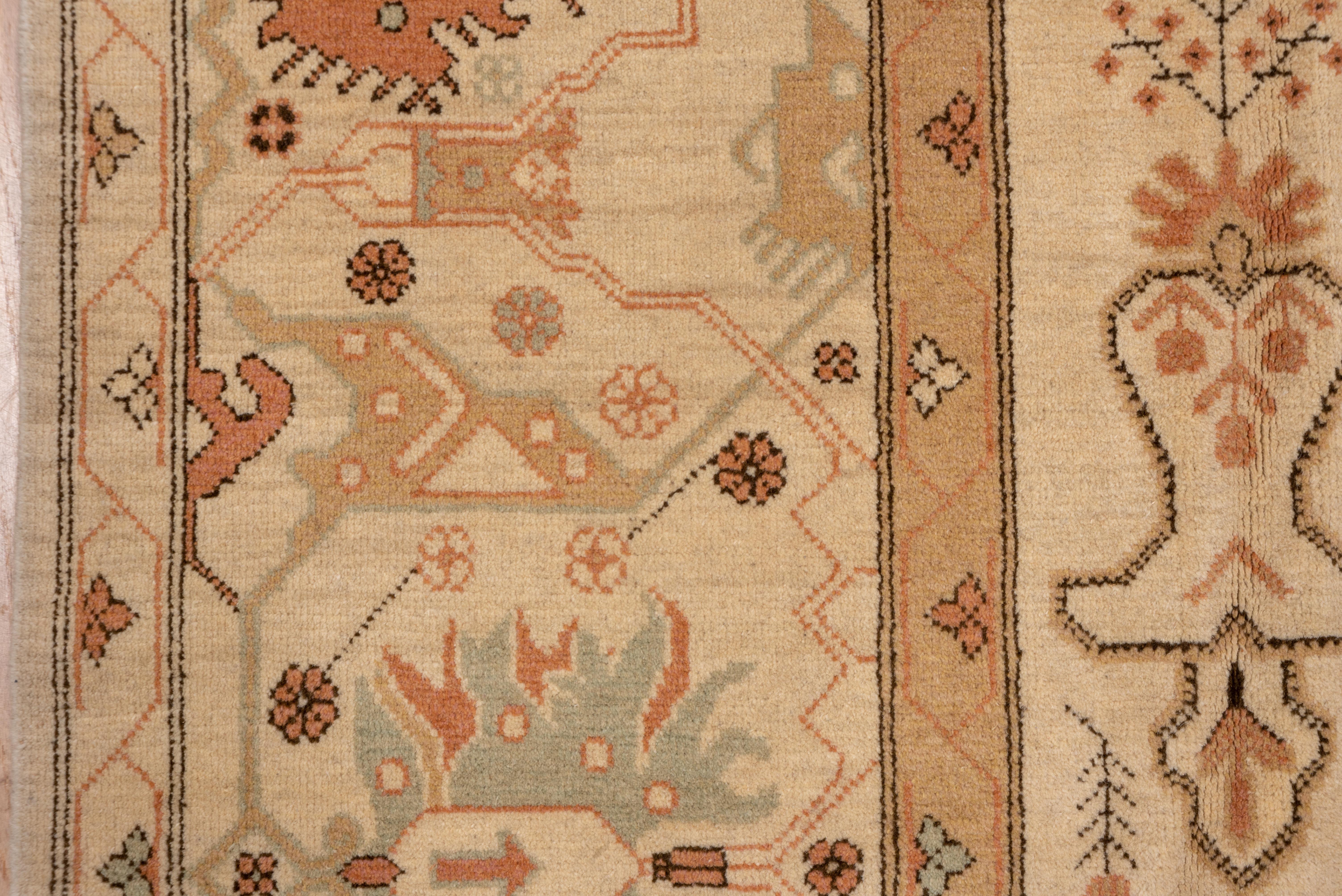 XX secolo Tappeto Oushak vintage Medaglione turco con bordo botanico in vendita