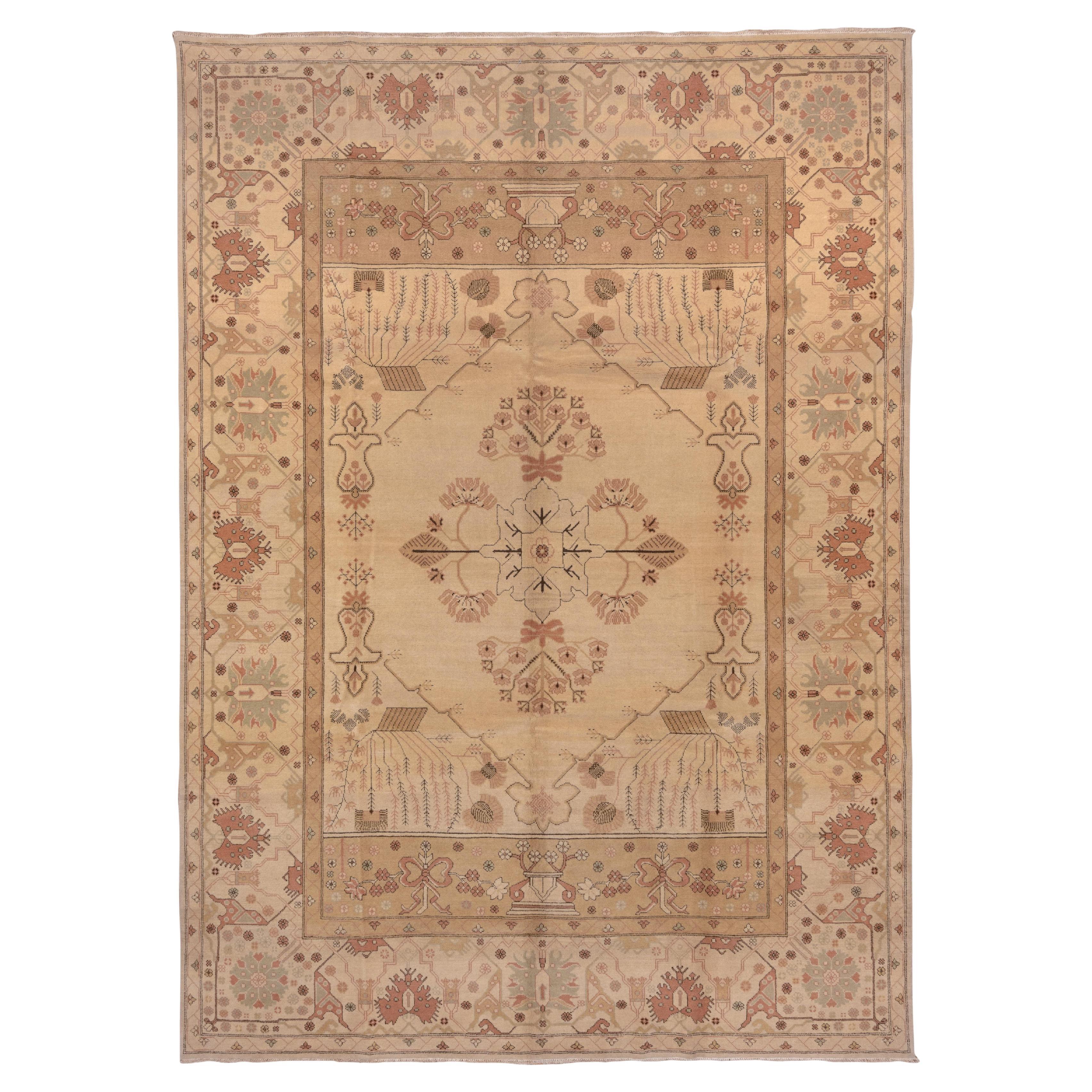 Tappeto Oushak vintage Medaglione turco con bordo botanico in vendita