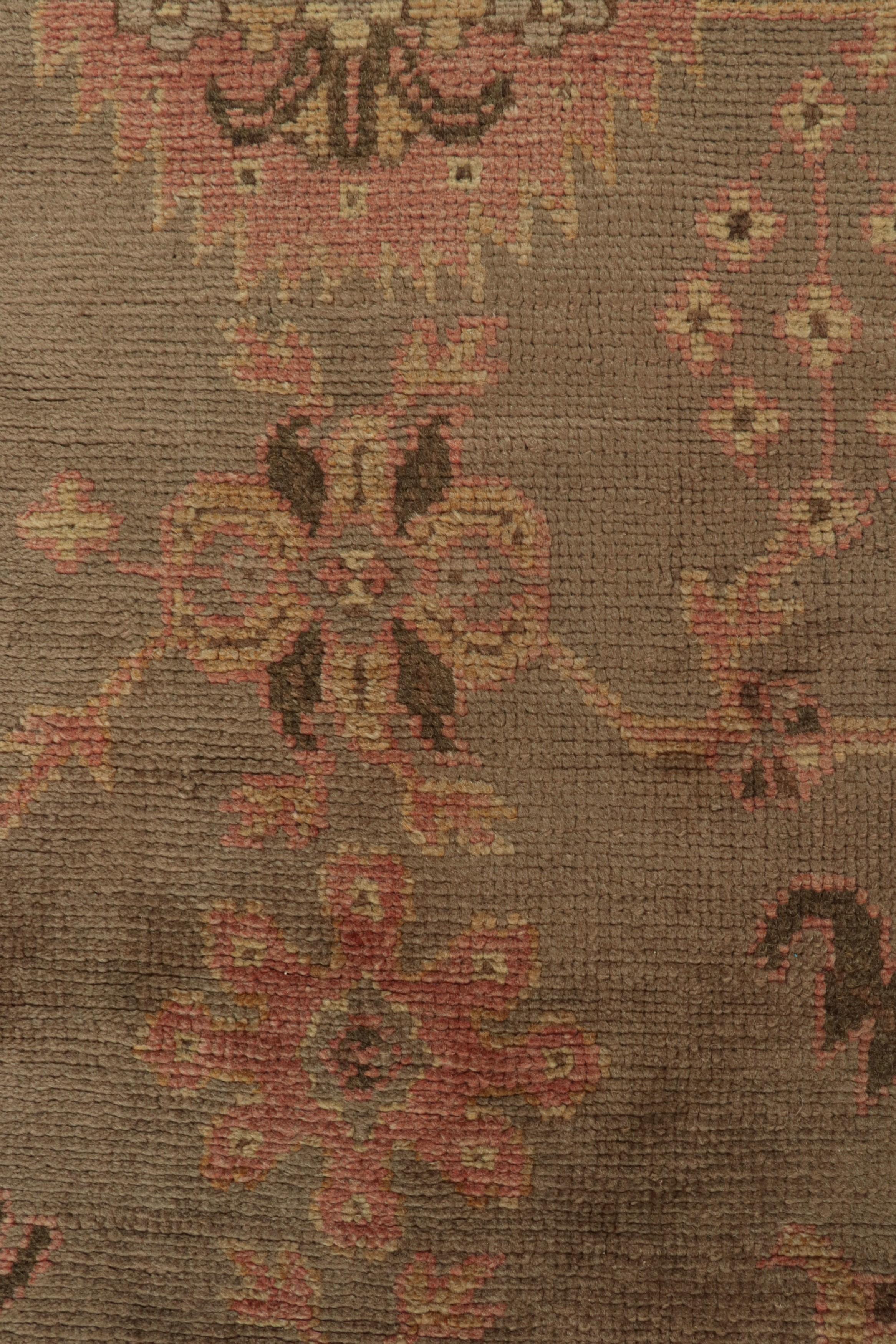 Alter Oushak-Teppich mit beige-braunen und rosa Blumenmustern, von Rug & Kilim (Mitte des 20. Jahrhunderts) im Angebot